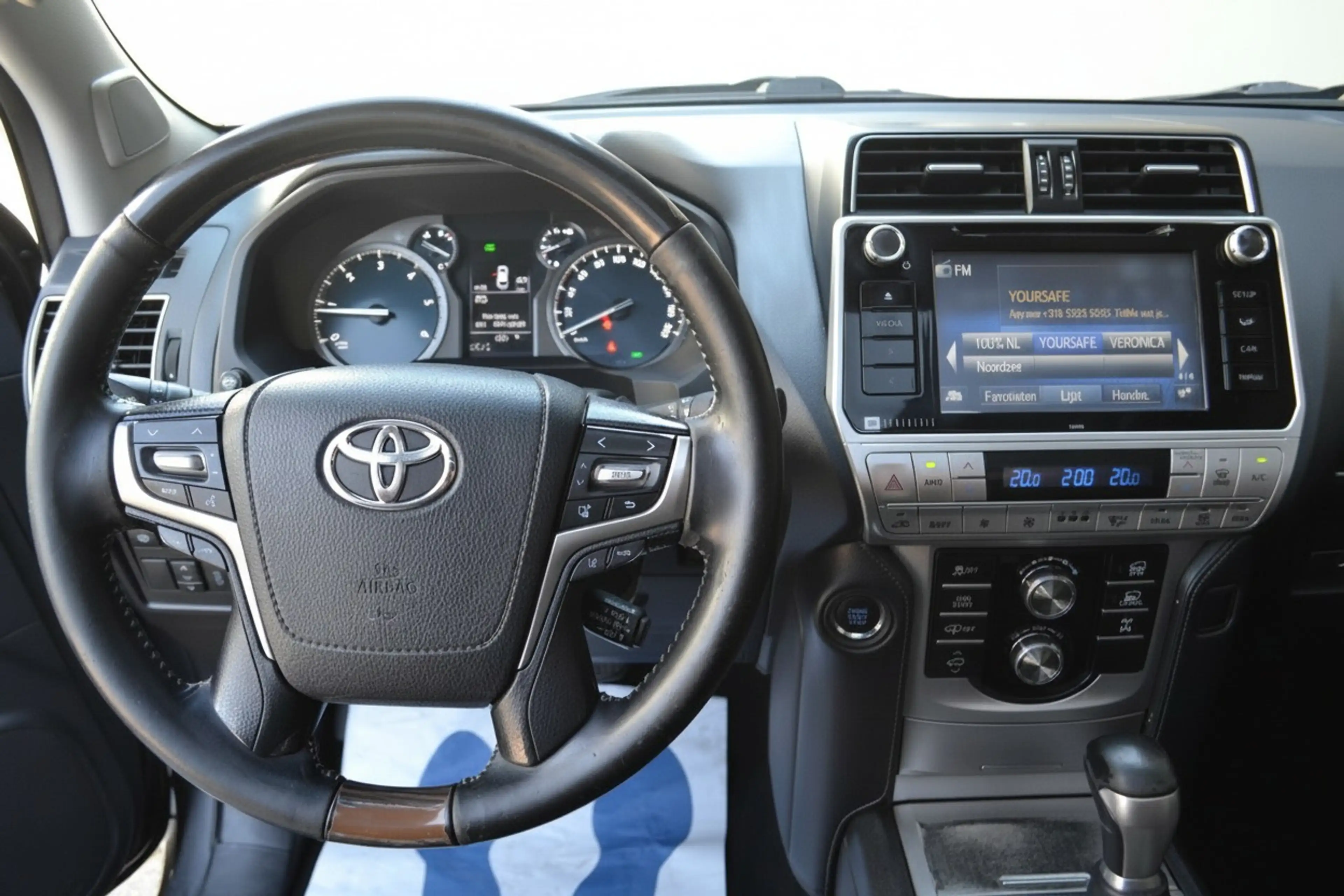 Toyota Land Cruiser 150 2.8 D-4D-F Executive Window Van — photo 11