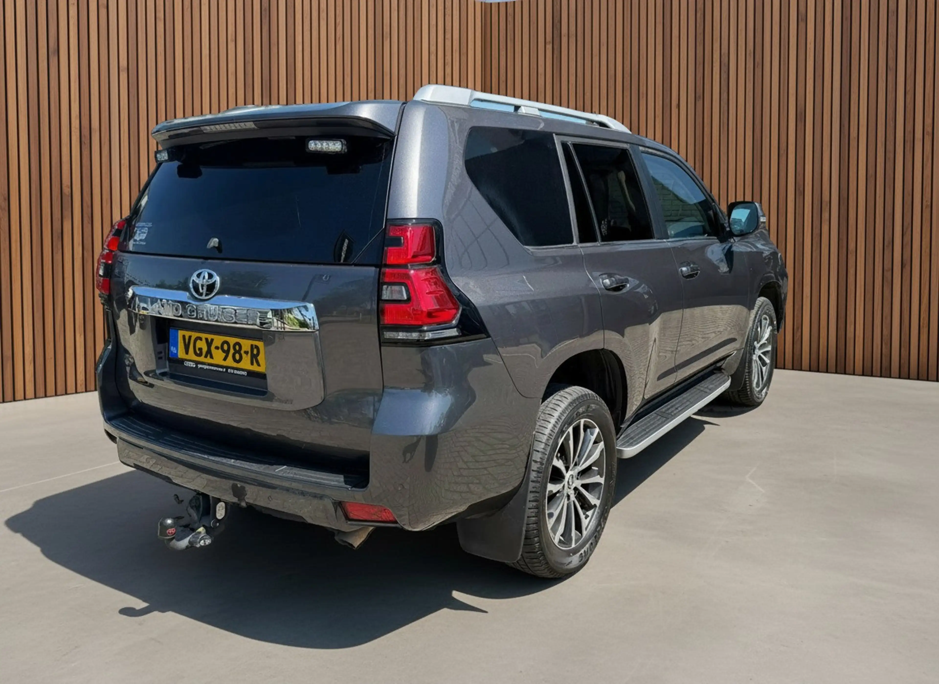 Toyota Land Cruiser 150 2.8 D-4D-F Executive Window Van — photo 7