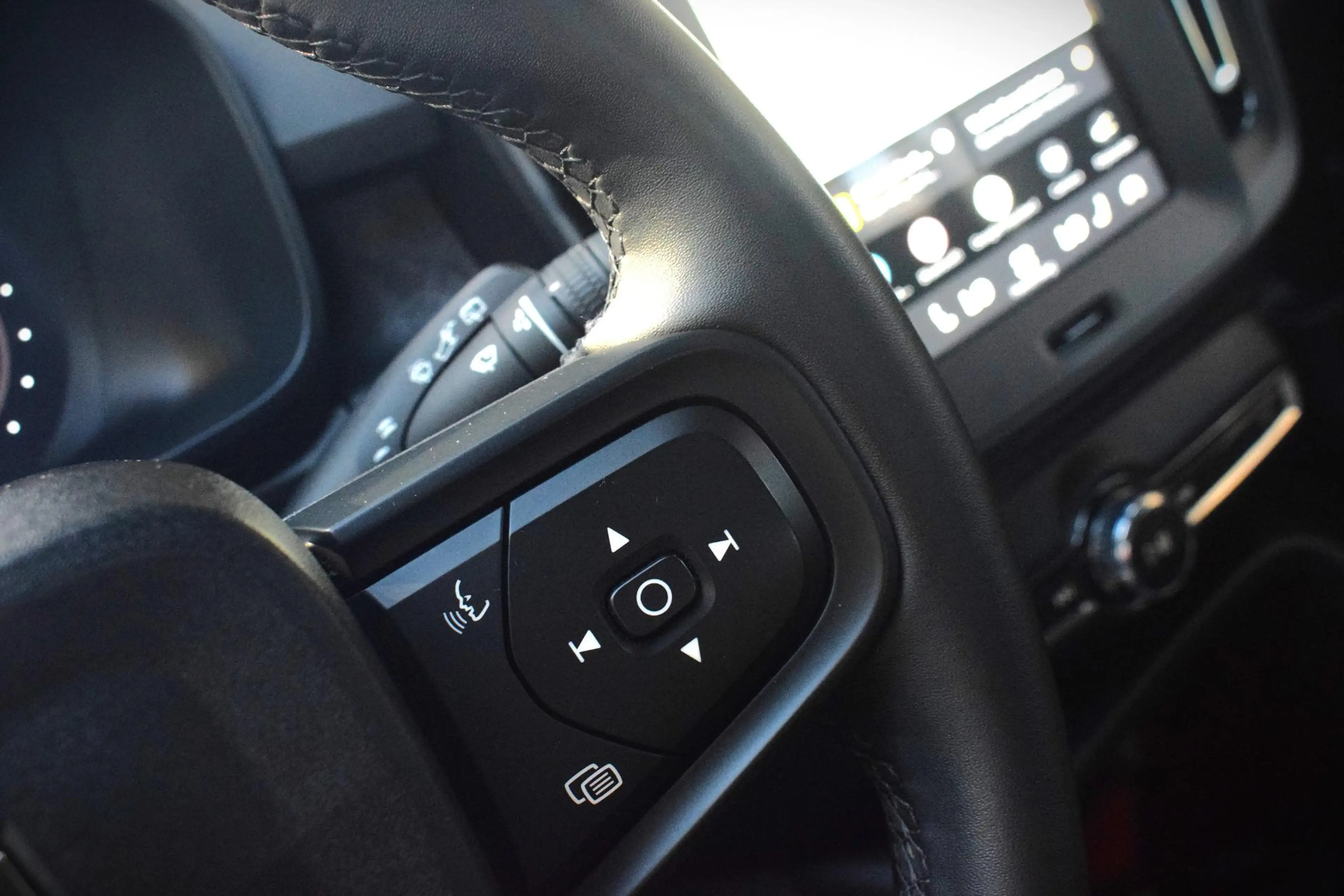 Volvo EX40 Single Motor Essential 70 kWh CARPLAY|19INCH|CAMER — photo 18