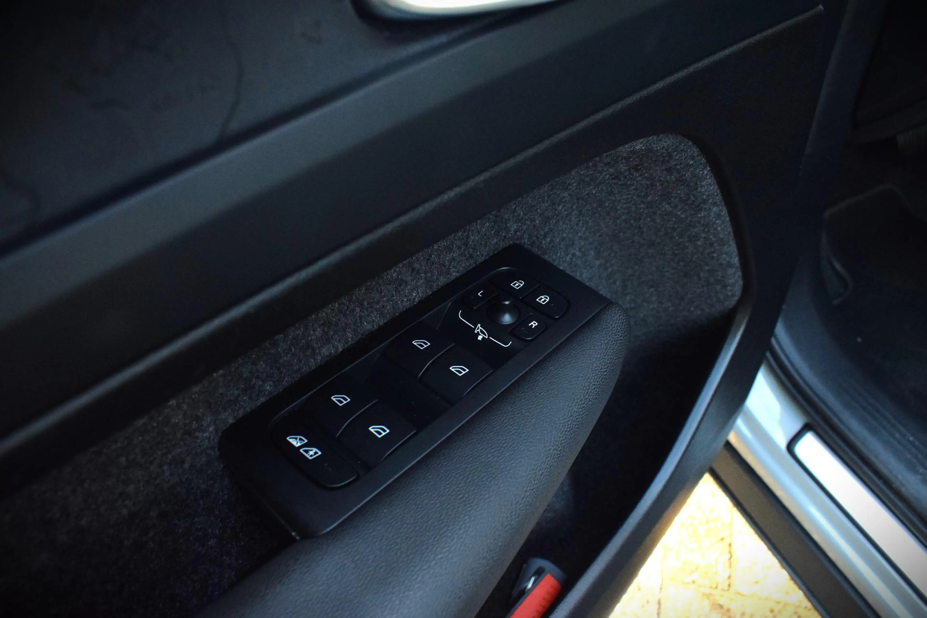 Volvo EX40 Single Motor Essential 70 kWh CARPLAY|19INCH|CAMER — photo 11