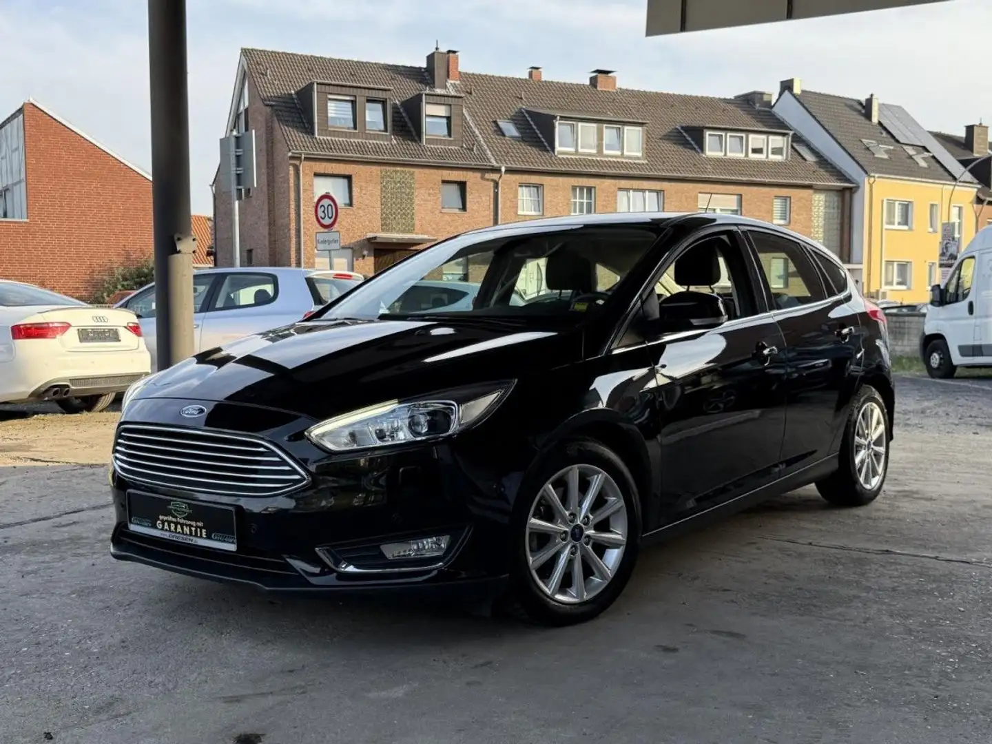 Ford Focus LimTitanium*BiXenon*Automatik*Navi*Ahk*R-KM Schwarz - 1