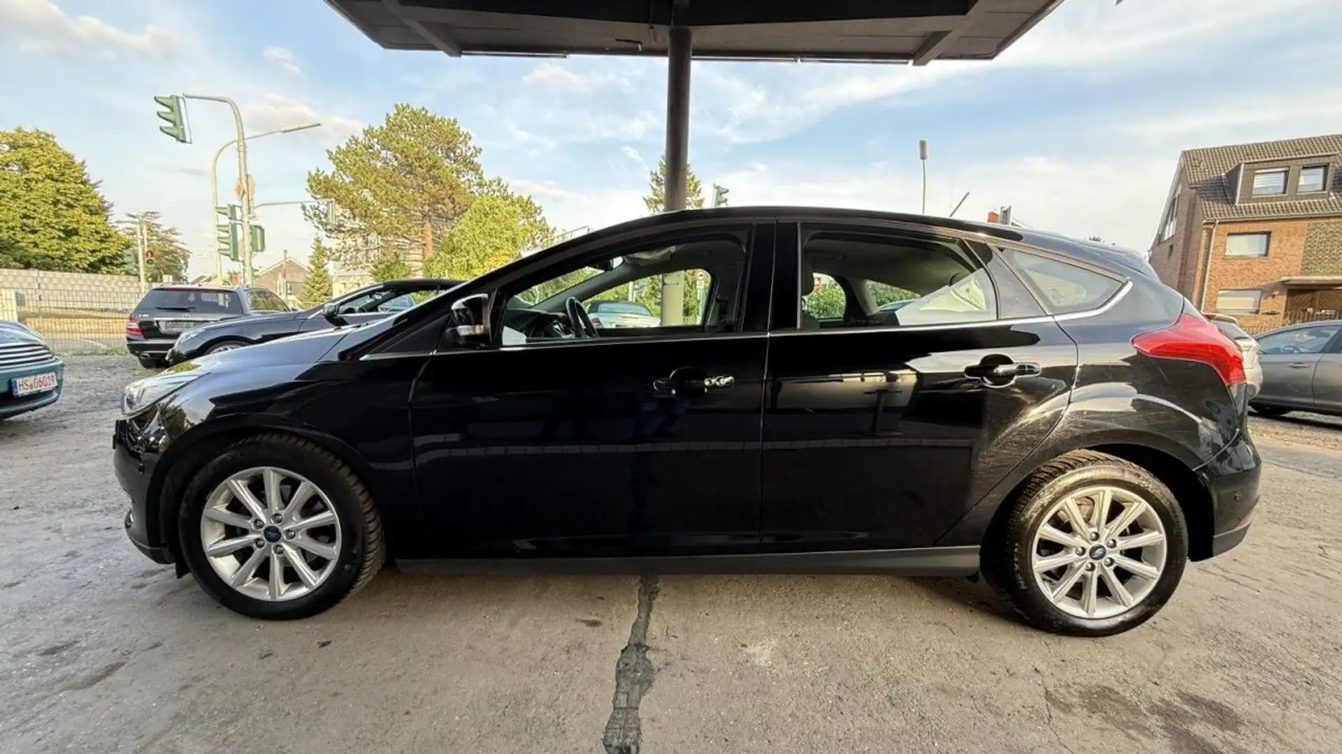 Ford Focus LimTitanium*BiXenon*Automatik*Navi*Ahk*R-KM Schwarz - 2