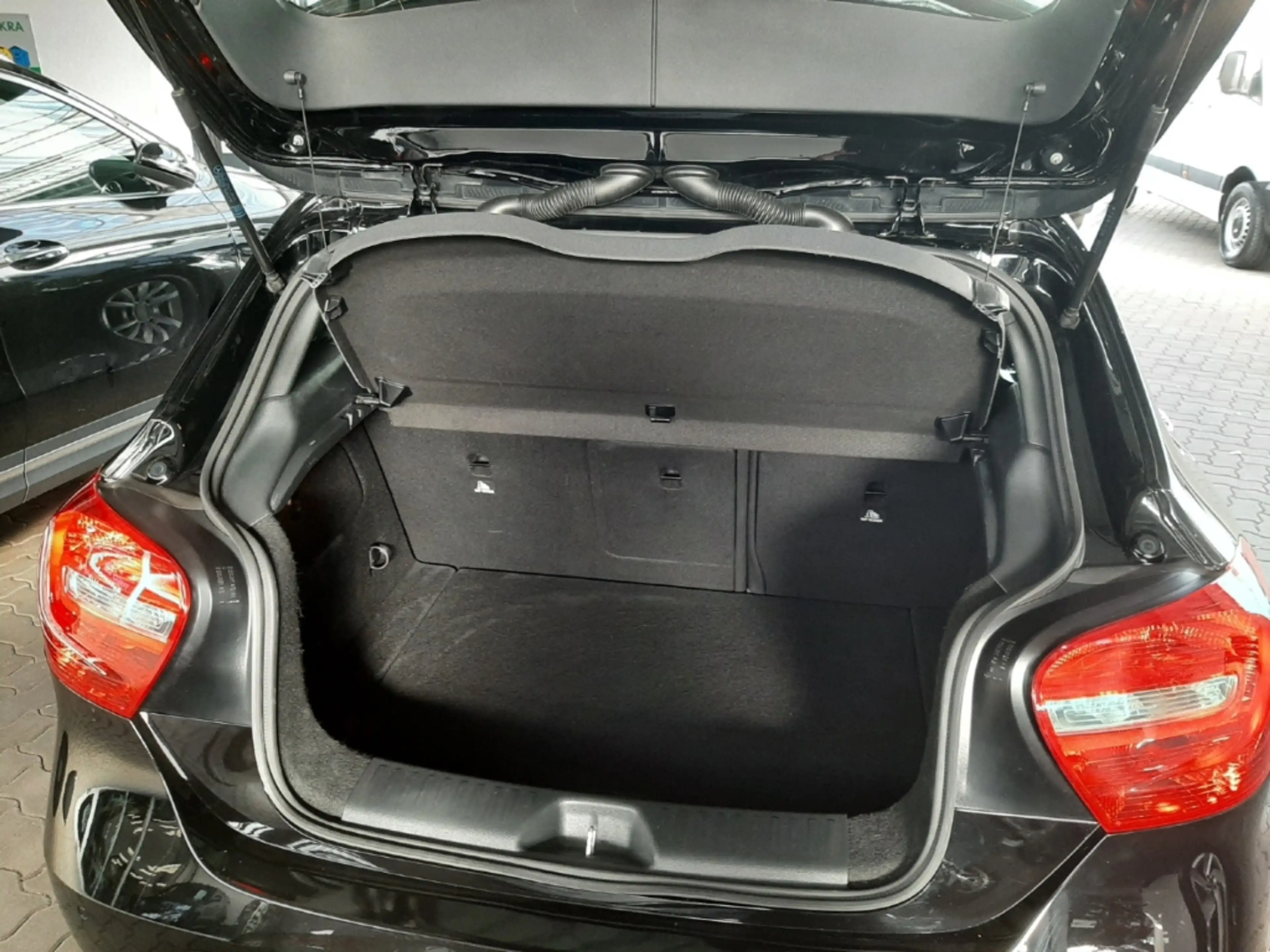 Mercedes-Benz A 180 7G DCT Style PDC Nav — photo 9