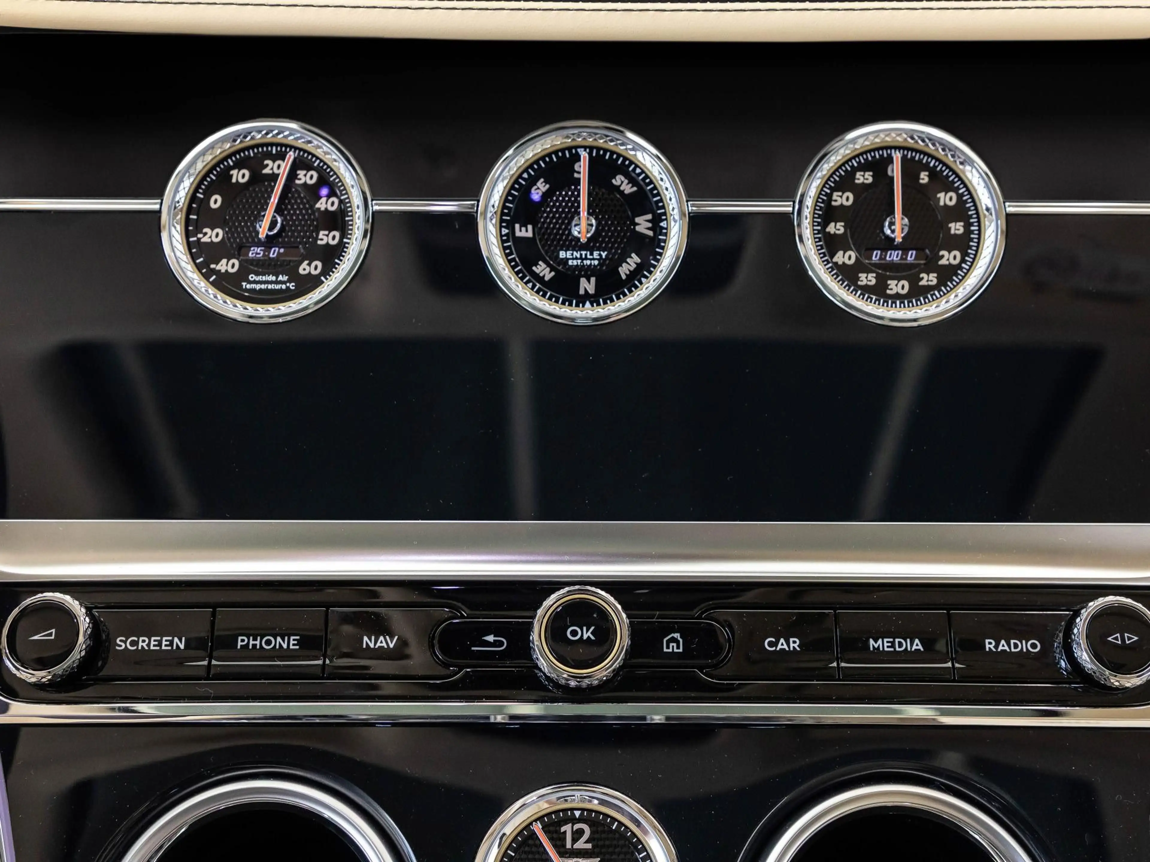 Bentley Continental GT Azure (MY26) Hybrid — photo 15
