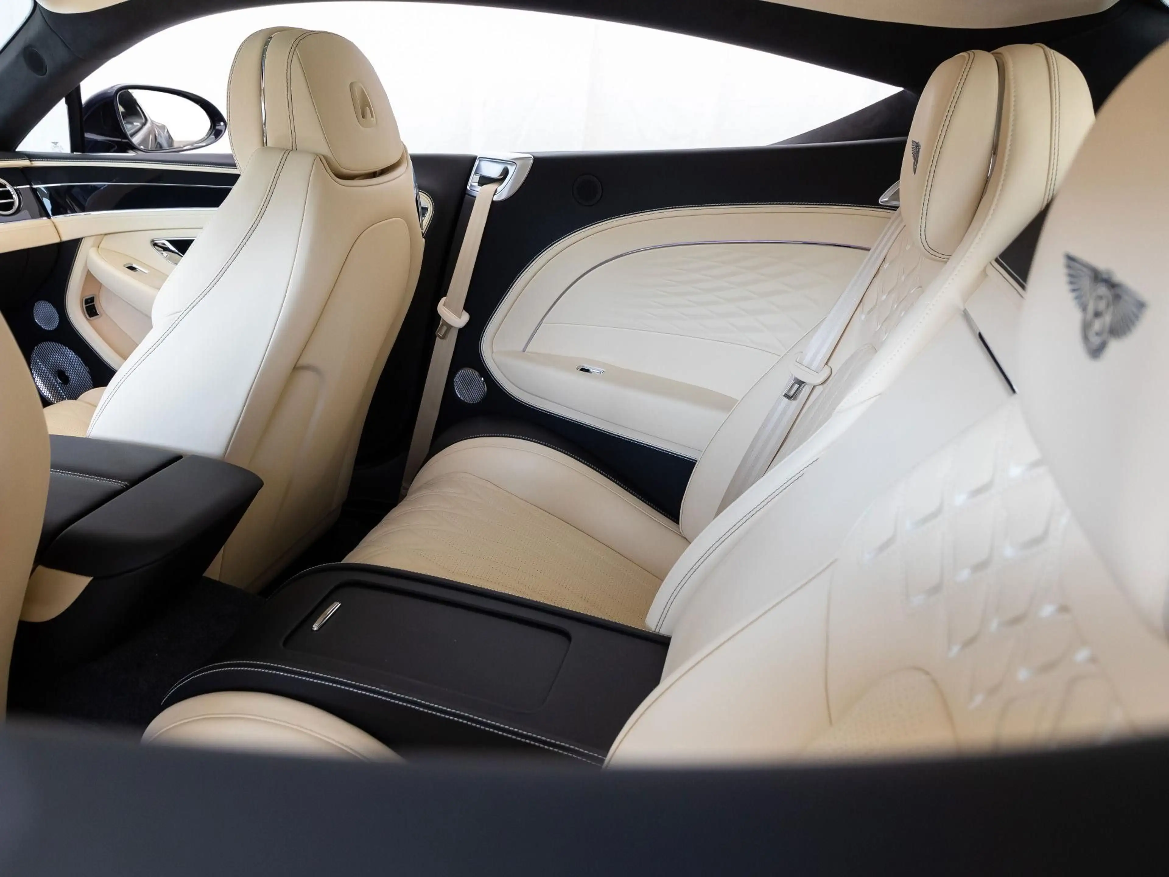 Bentley Continental GT Azure (MY26) Hybrid — photo 9