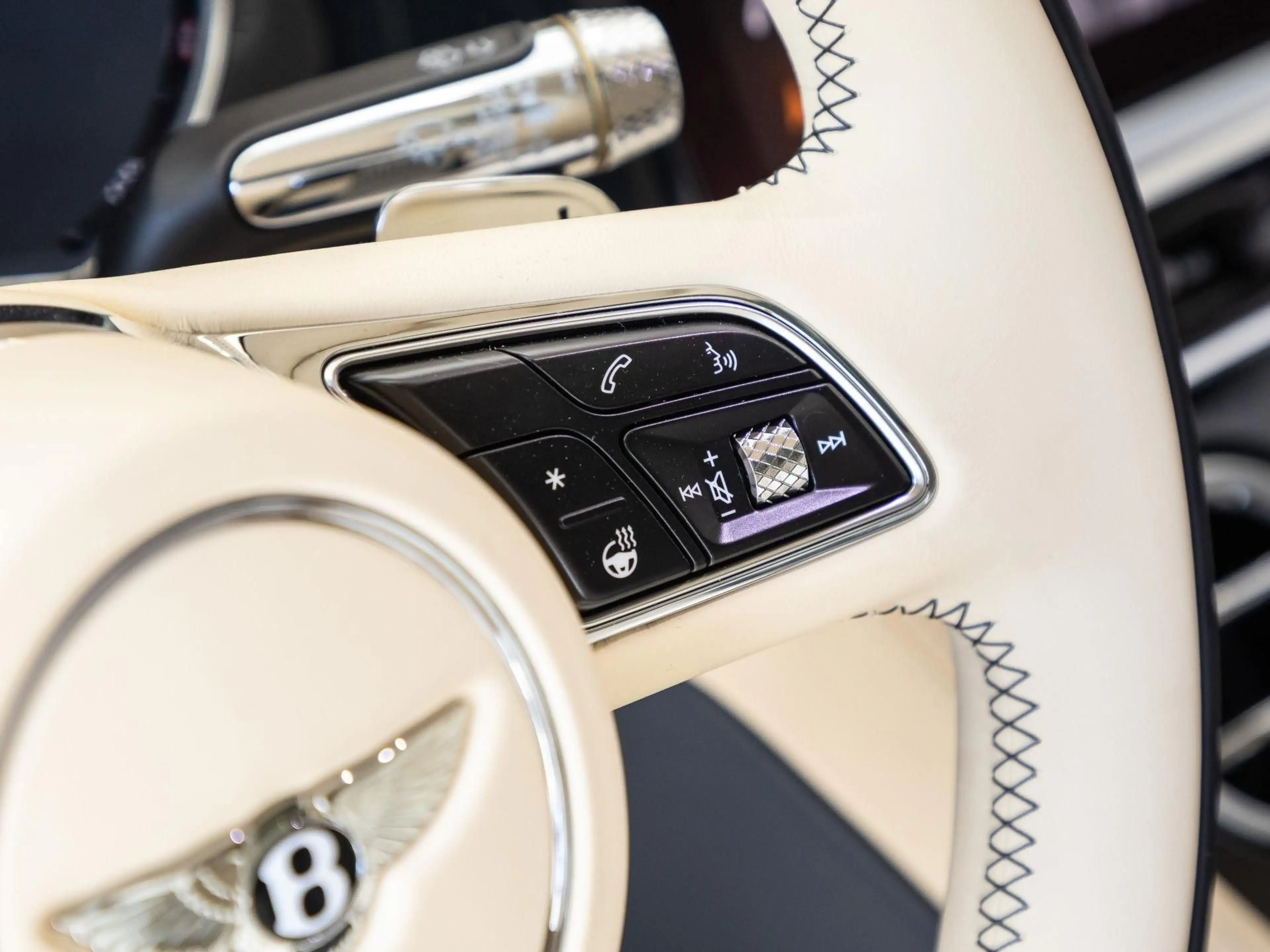 Bentley Continental GT Azure (MY26) Hybrid — photo 12