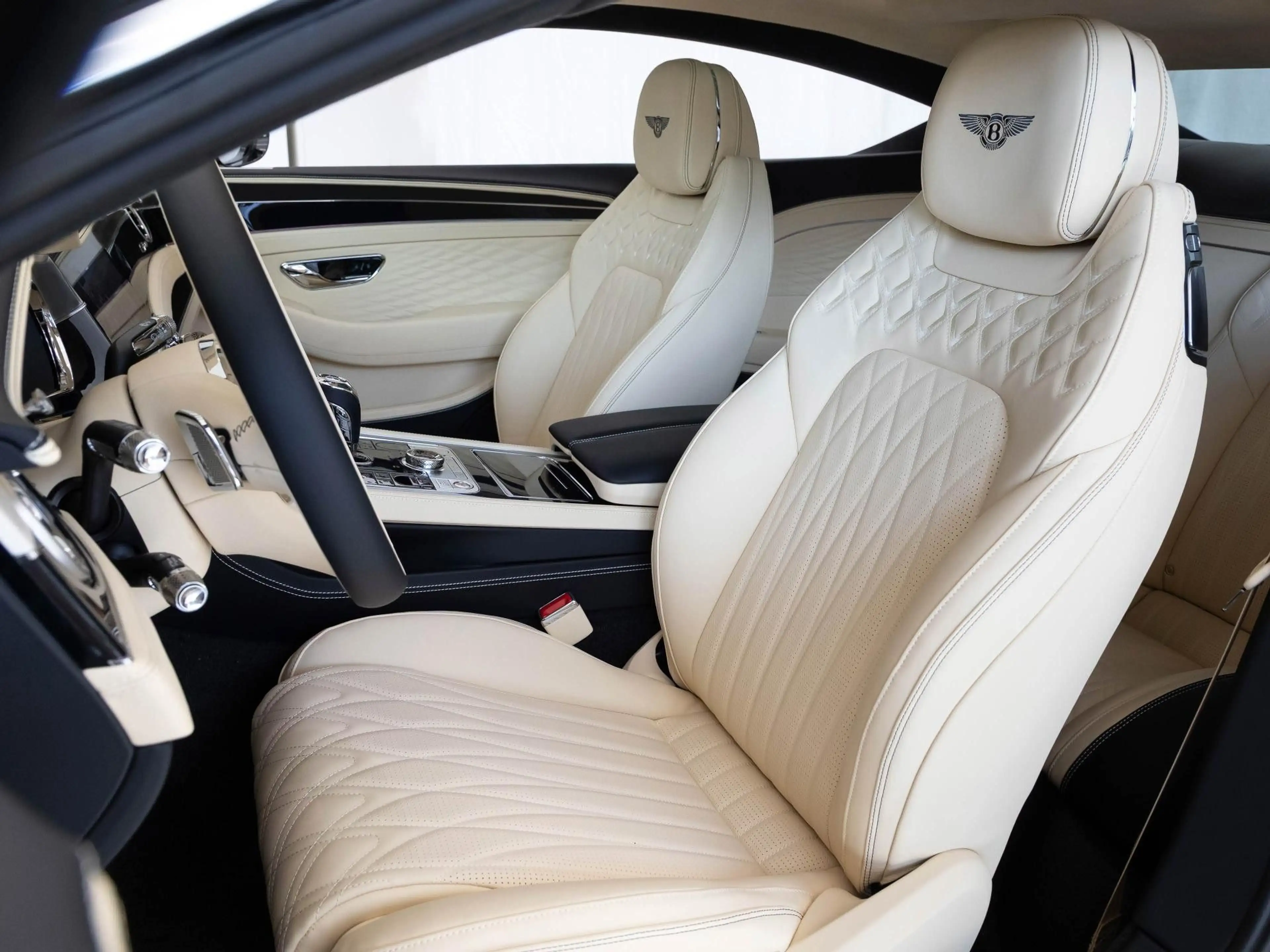 Bentley Continental GT Azure (MY26) Hybrid — photo 10