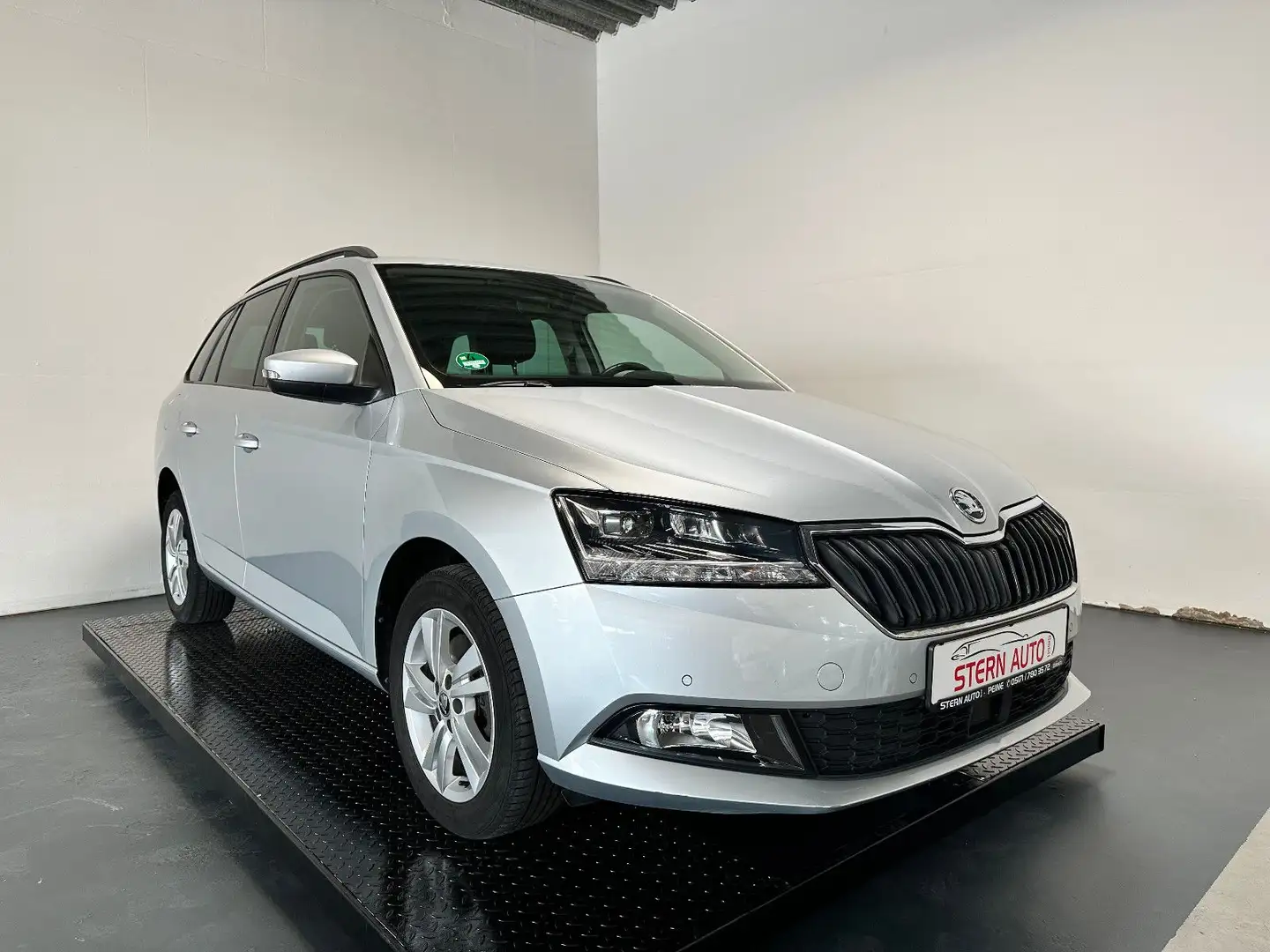 Skoda Fabia 1.0l TSI DSG Style Combi LED,PDC,NAVI,ACC Silber - 2