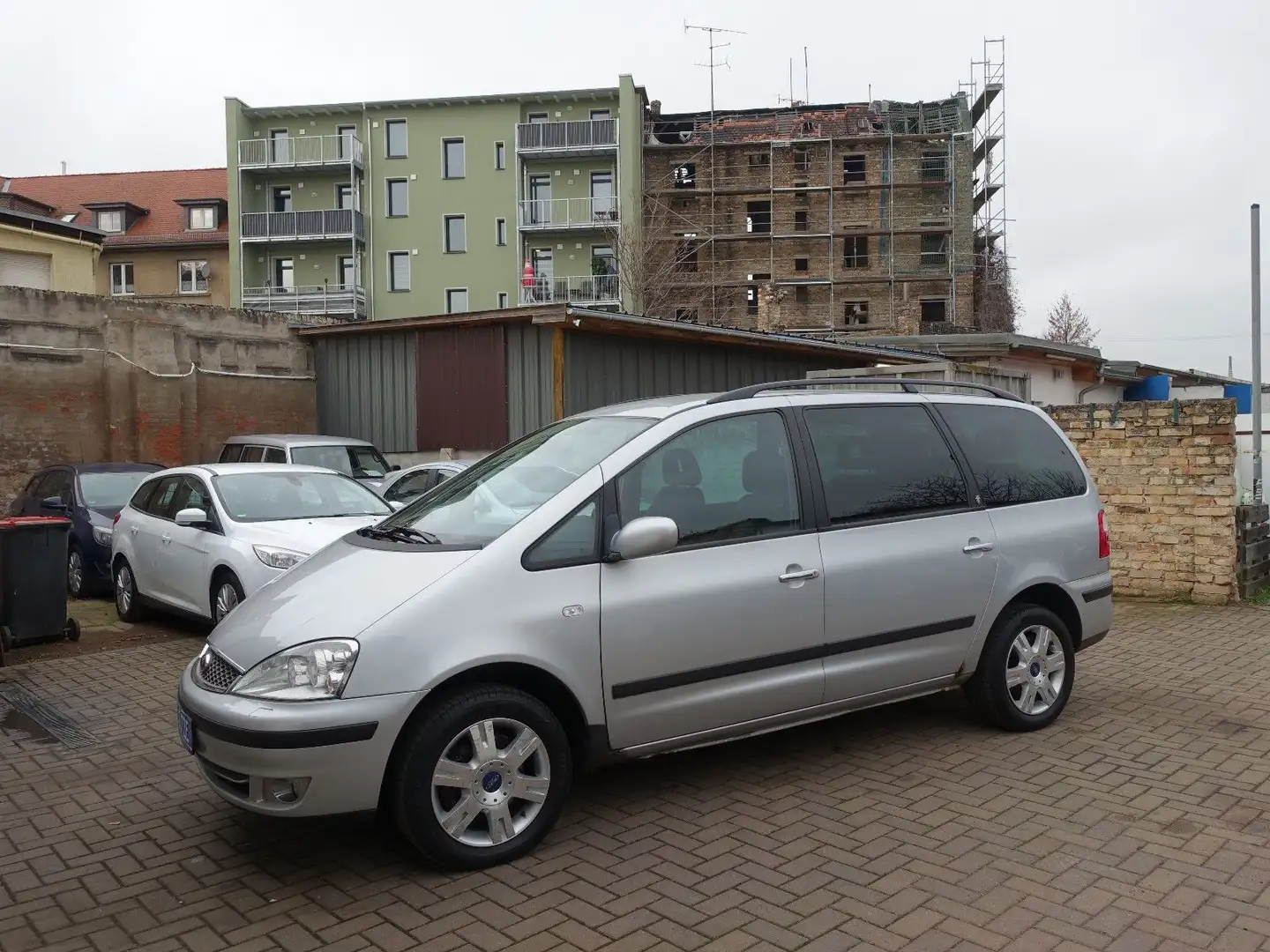 Ford Galaxy 1,9 TDI / 131 PS Ghia, 7-Sitzer, AHK !! Plateado - 2