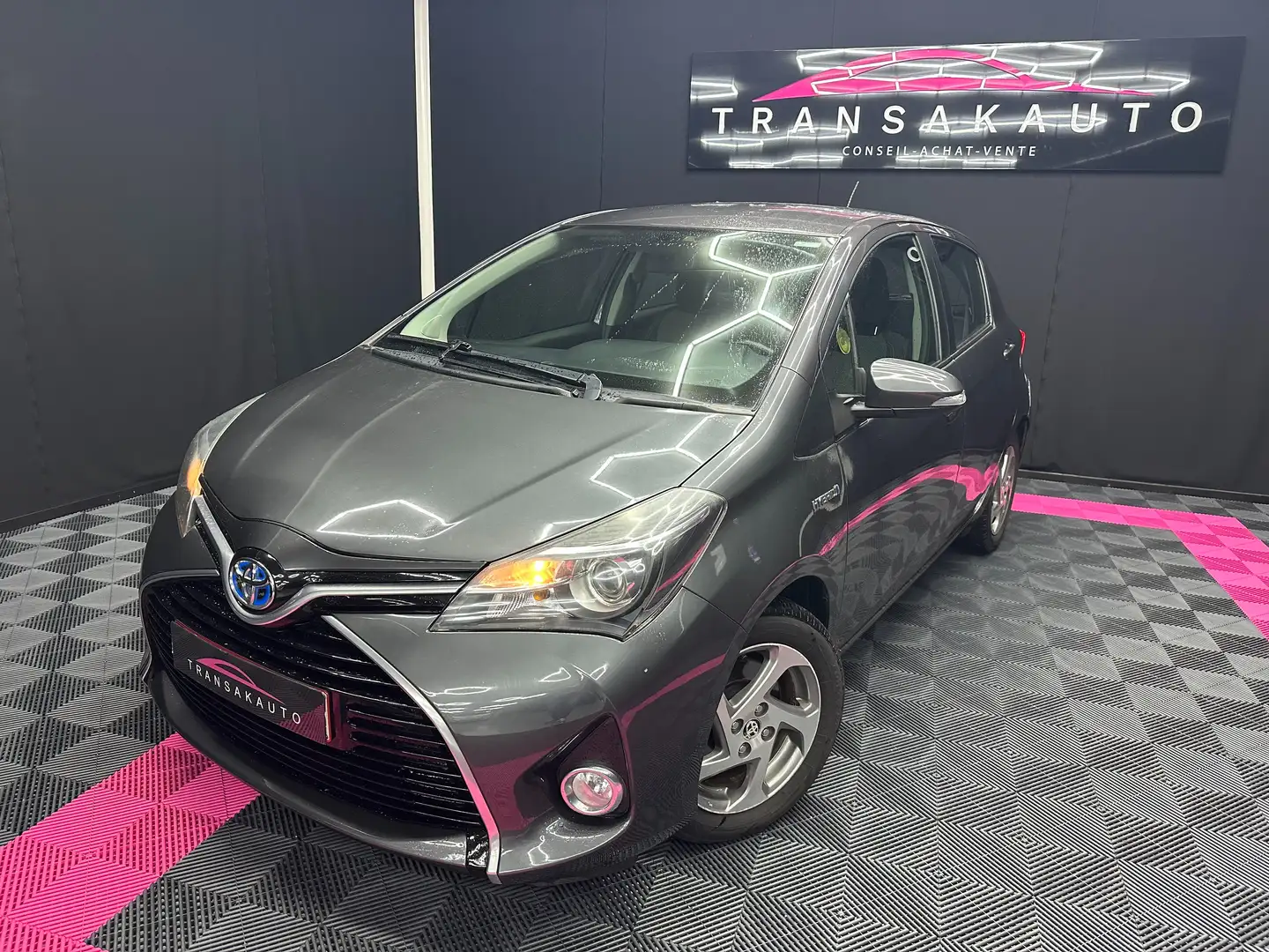 Toyota Yaris 1.5 VVT-i Hybride/Auto/entretient/Garantie 12 Mois Grijs - 1
