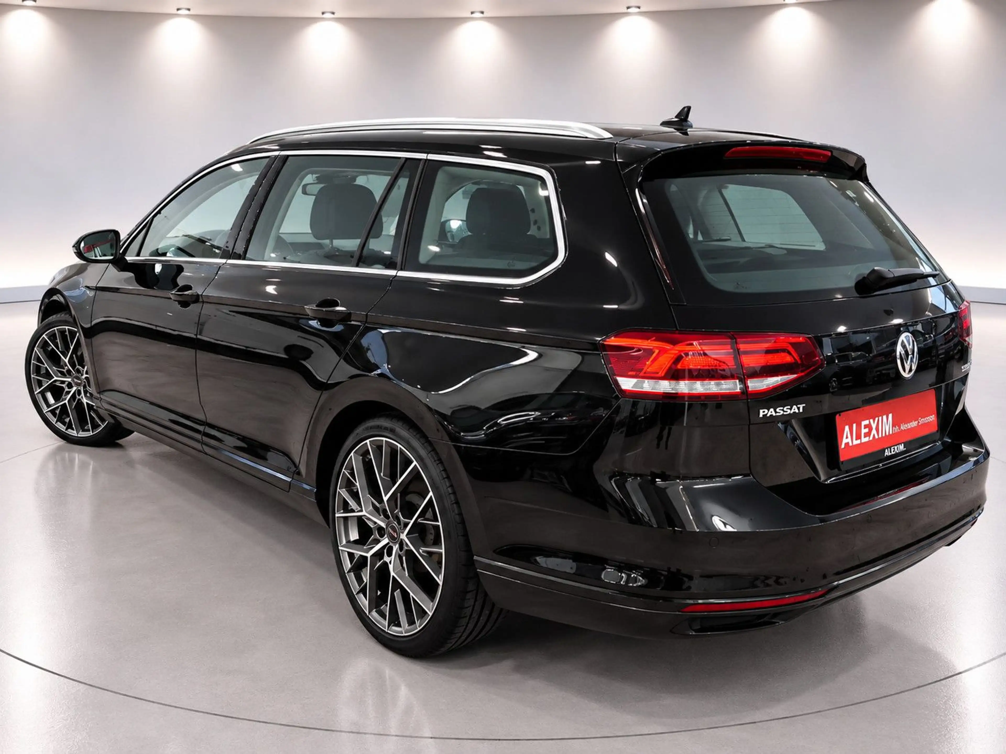 Volkswagen Passat Variant /AHK/LED/Massage/Navi — photo 5