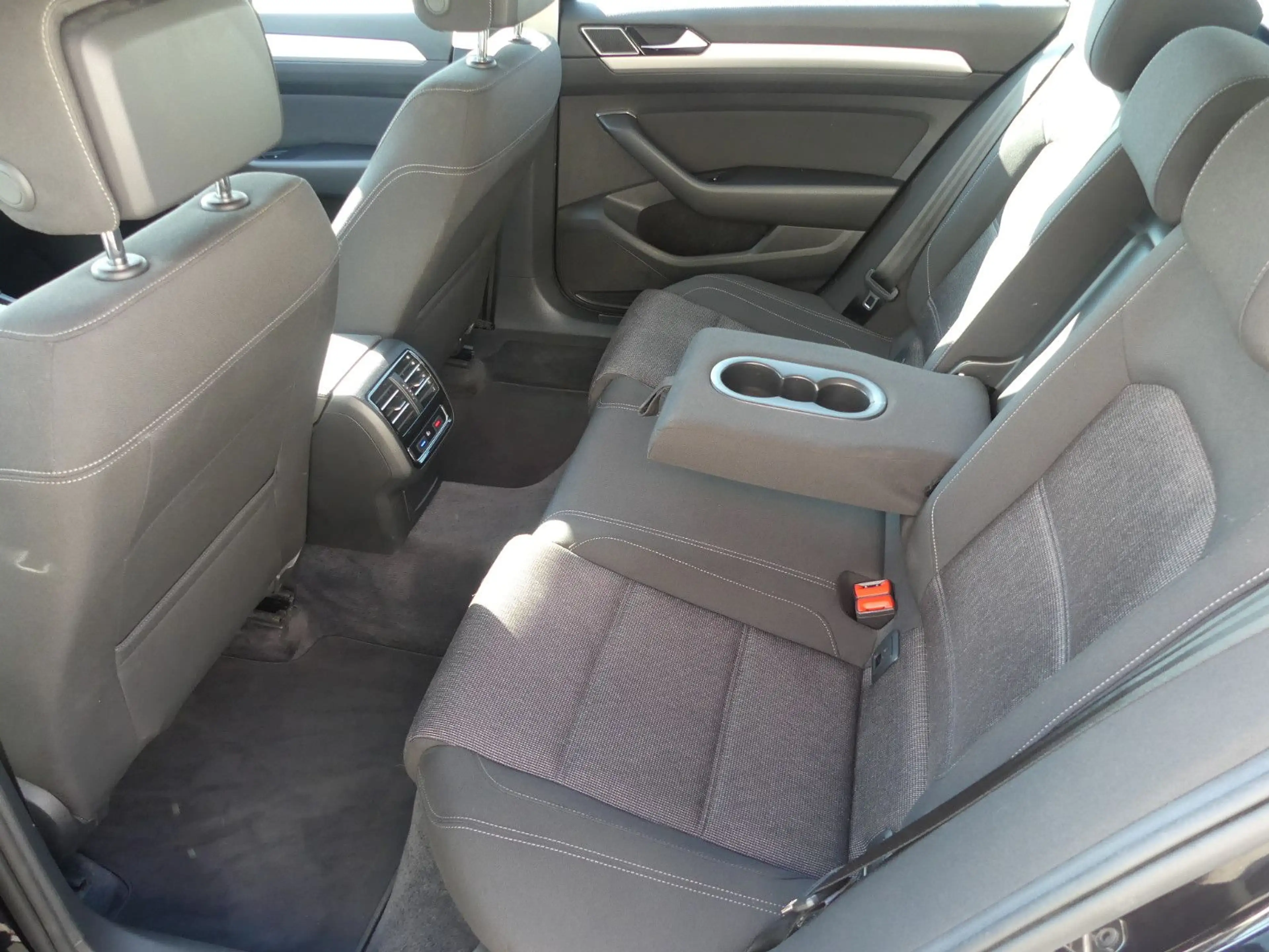 Volkswagen Passat Variant /AHK/LED/Massage/Navi — photo 12