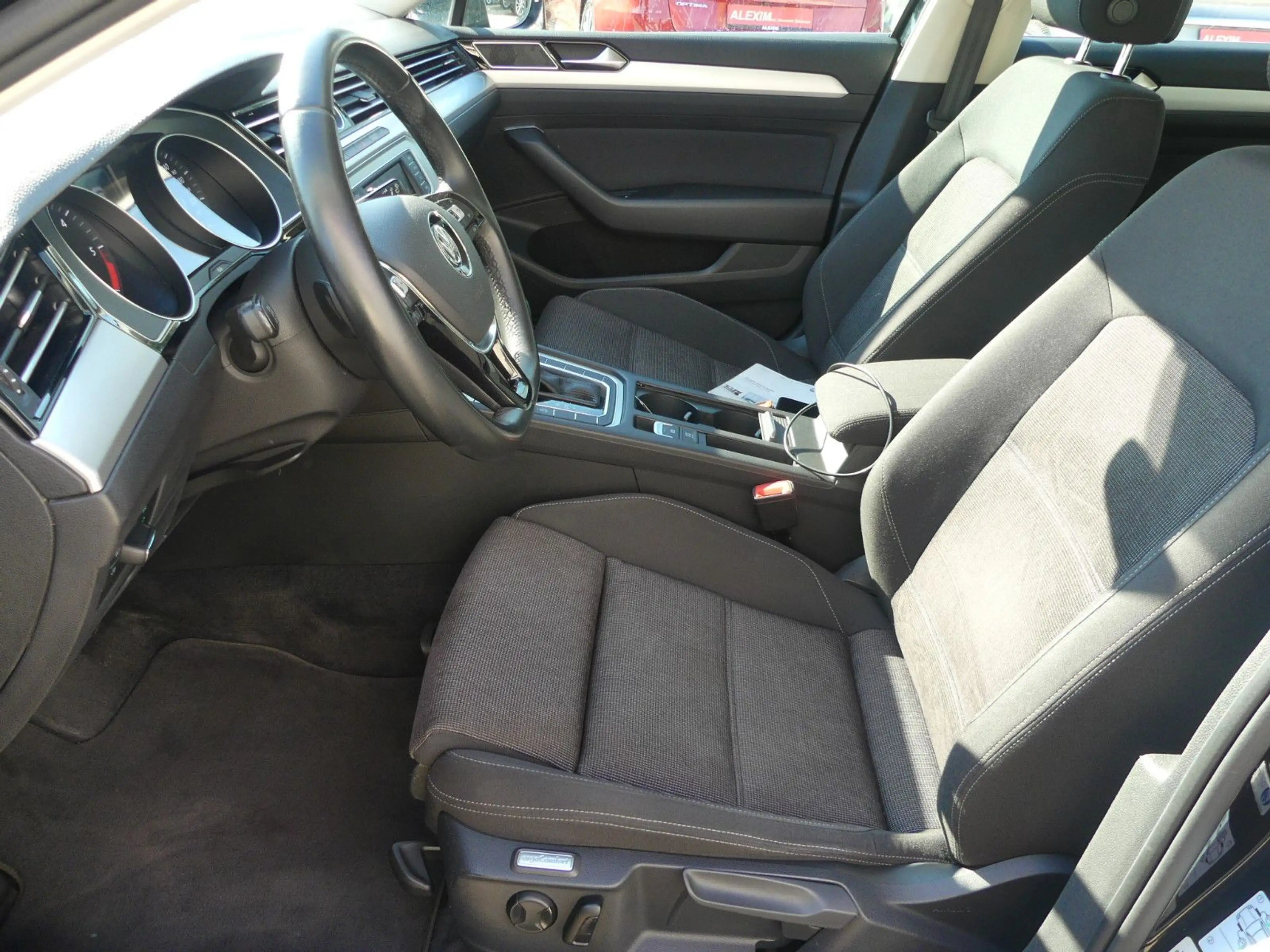 Volkswagen Passat Variant /AHK/LED/Massage/Navi — photo 9