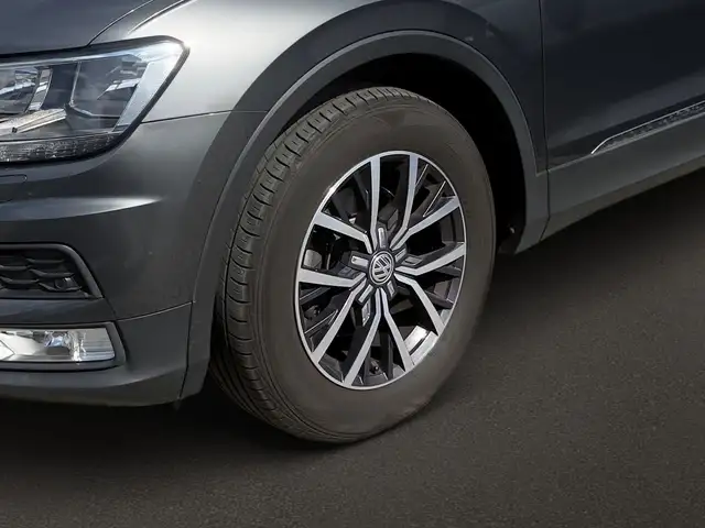 Volkswagen Tiguan view 3