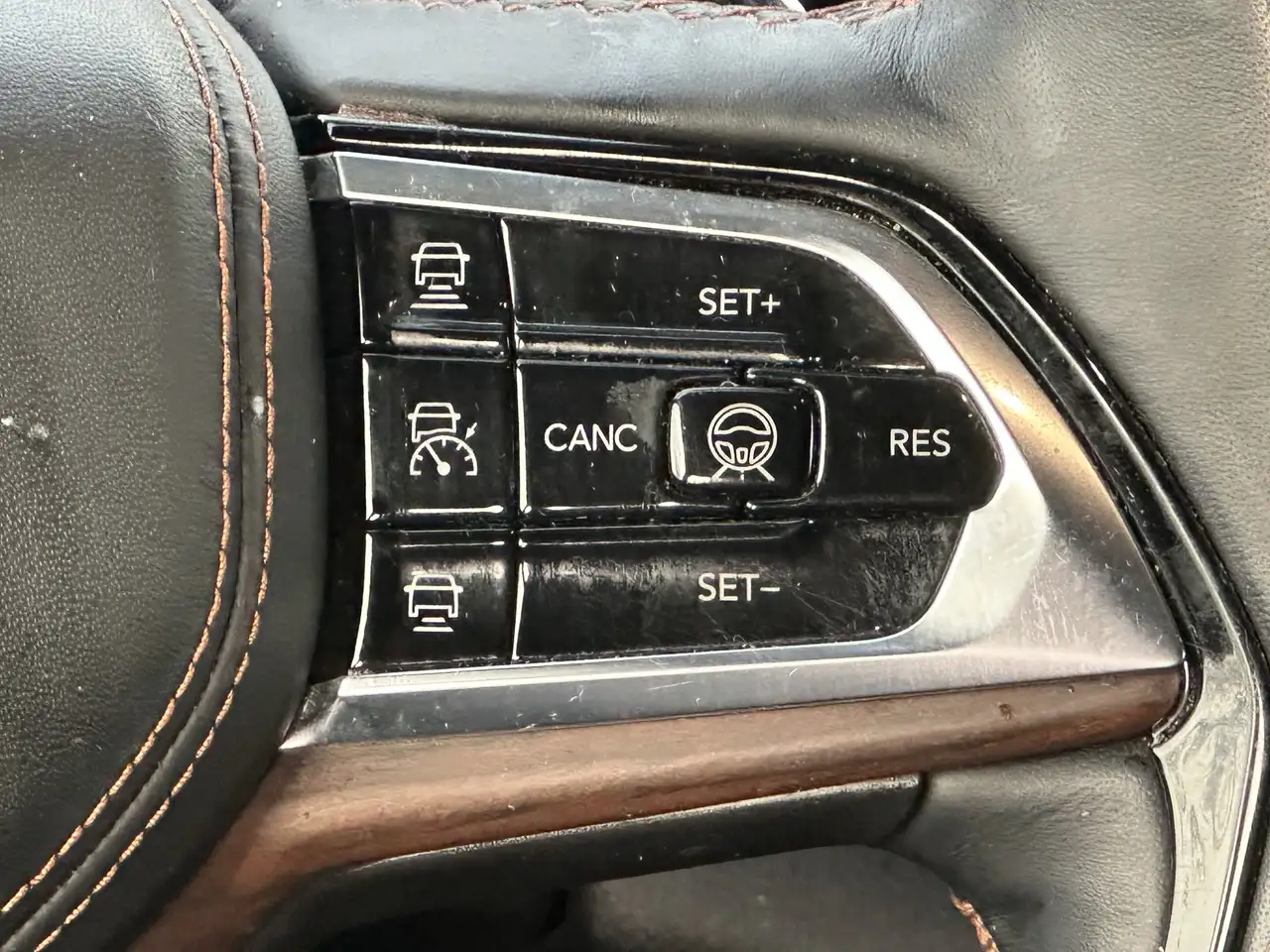 Jeep Grand Cherokee снимка Jeep Grand Cherokee