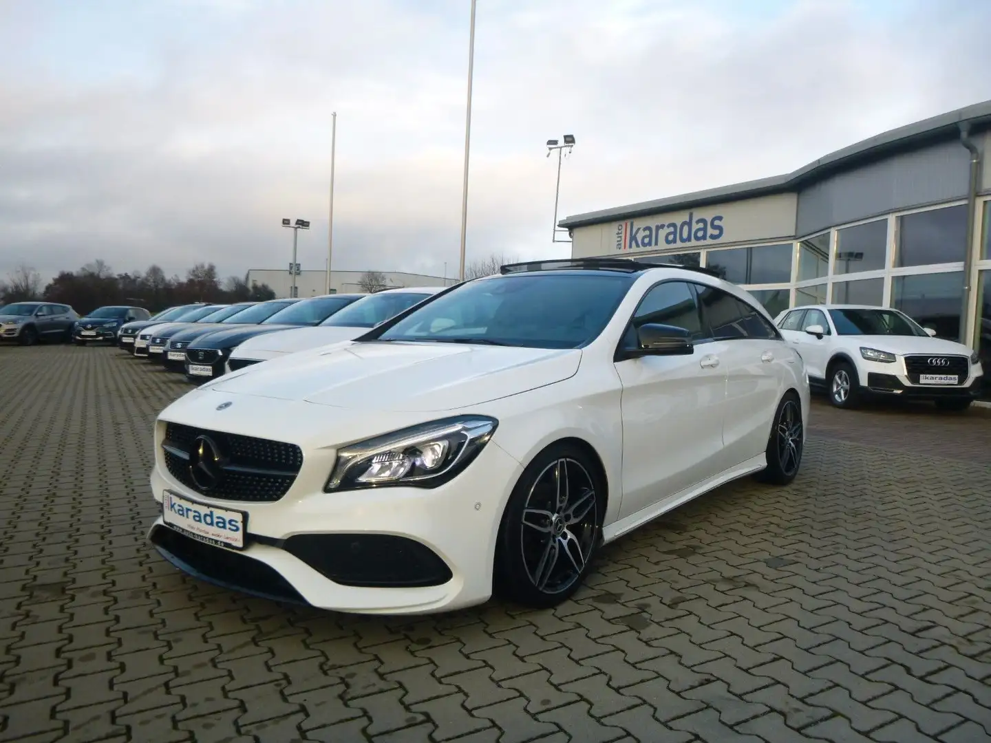 Mercedes-Benz CLA 200 Shooting Brake AMG/Night-Paket/LED/Navi Blanc - 1