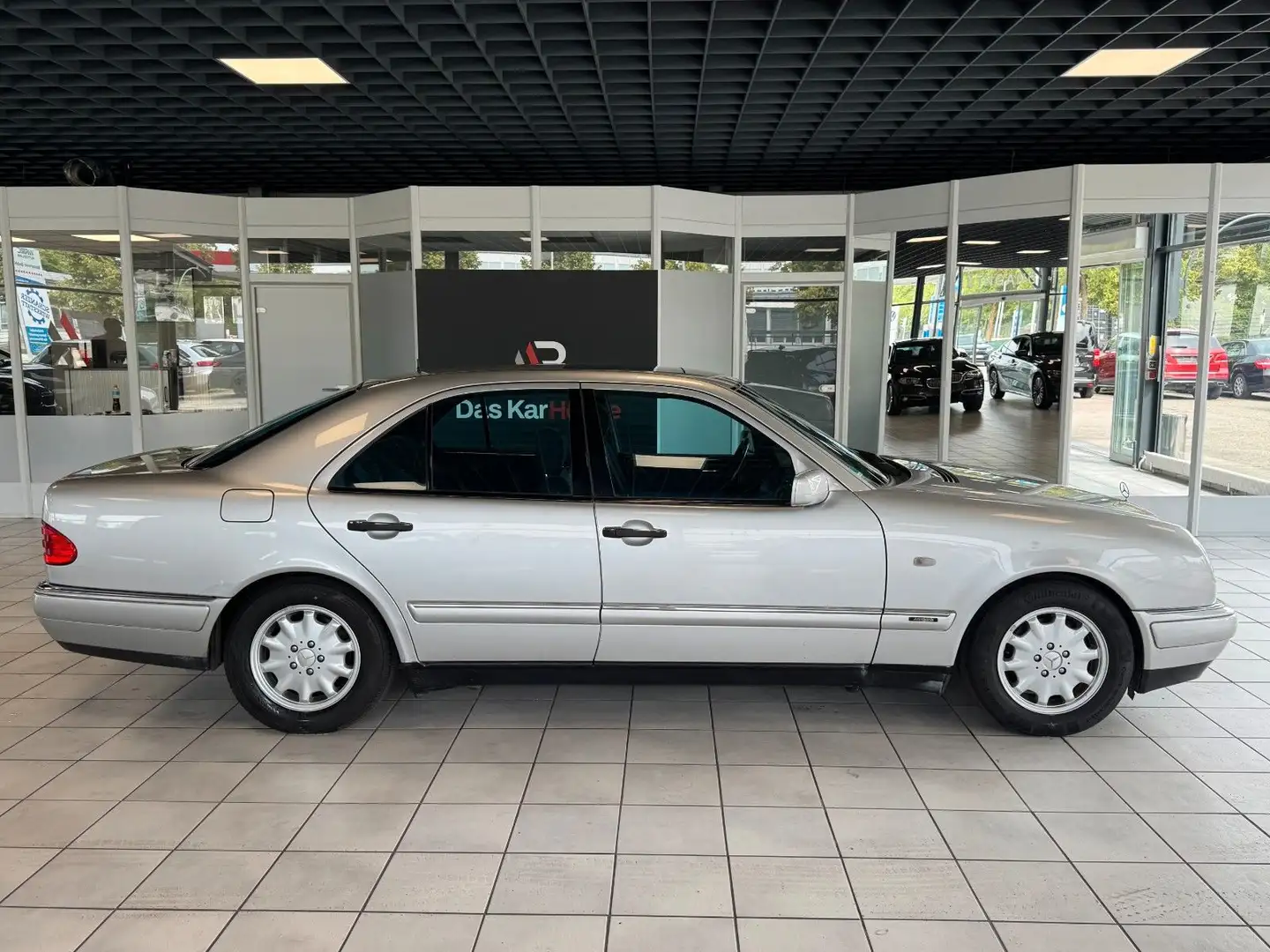 Mercedes-Benz E 240 Avantgarde Automatik · BOSE · TÜV 06/2027 Plateado - 2
