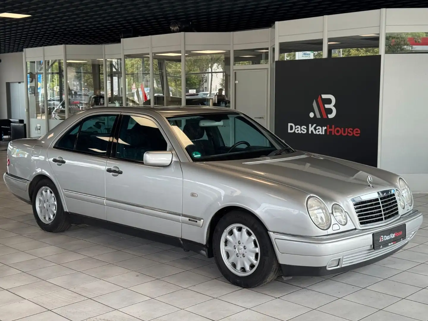 Mercedes-Benz E 240 Avantgarde Automatik · BOSE · TÜV 06/2027 Plateado - 1