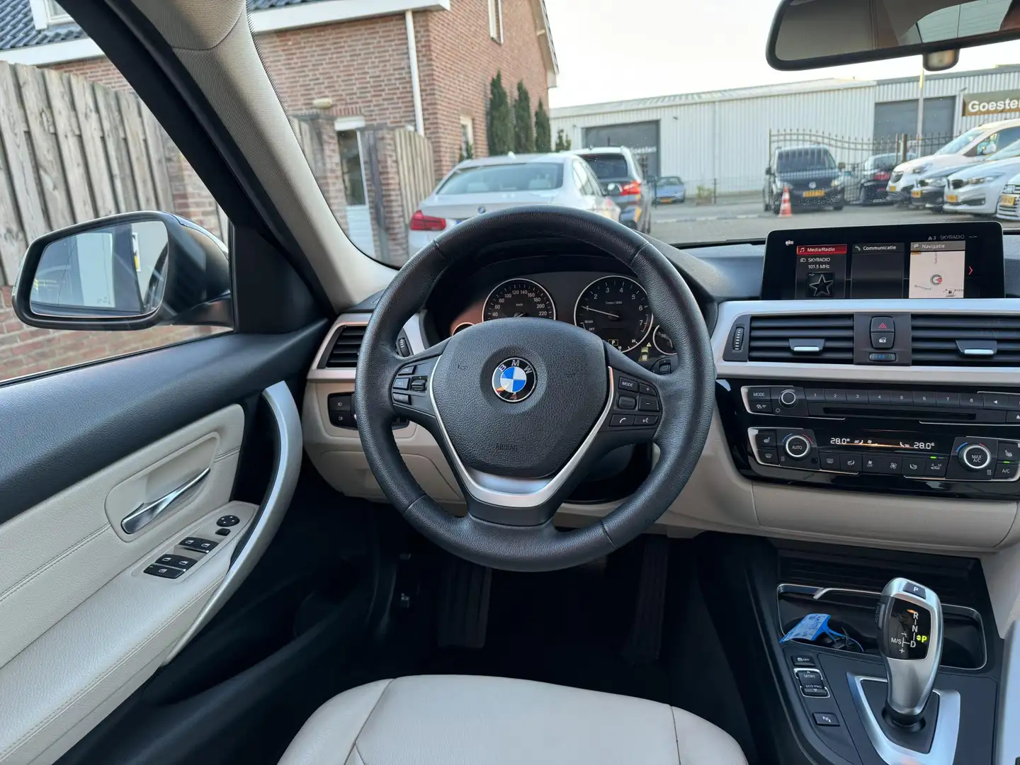 BMW 318 3-serie 318i High Executive Leder Apple CarPlay Zwart - 2