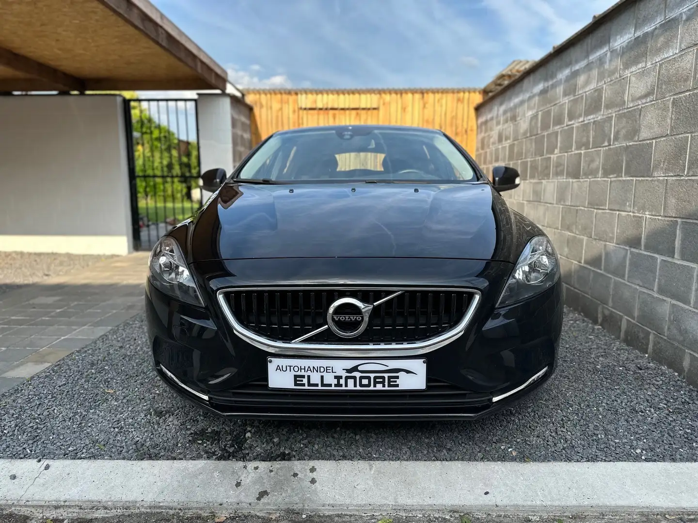 Volvo V40 2.0 D2 Eco Kinetic Led Navi BT Pdc Euro6b Zwart - 2