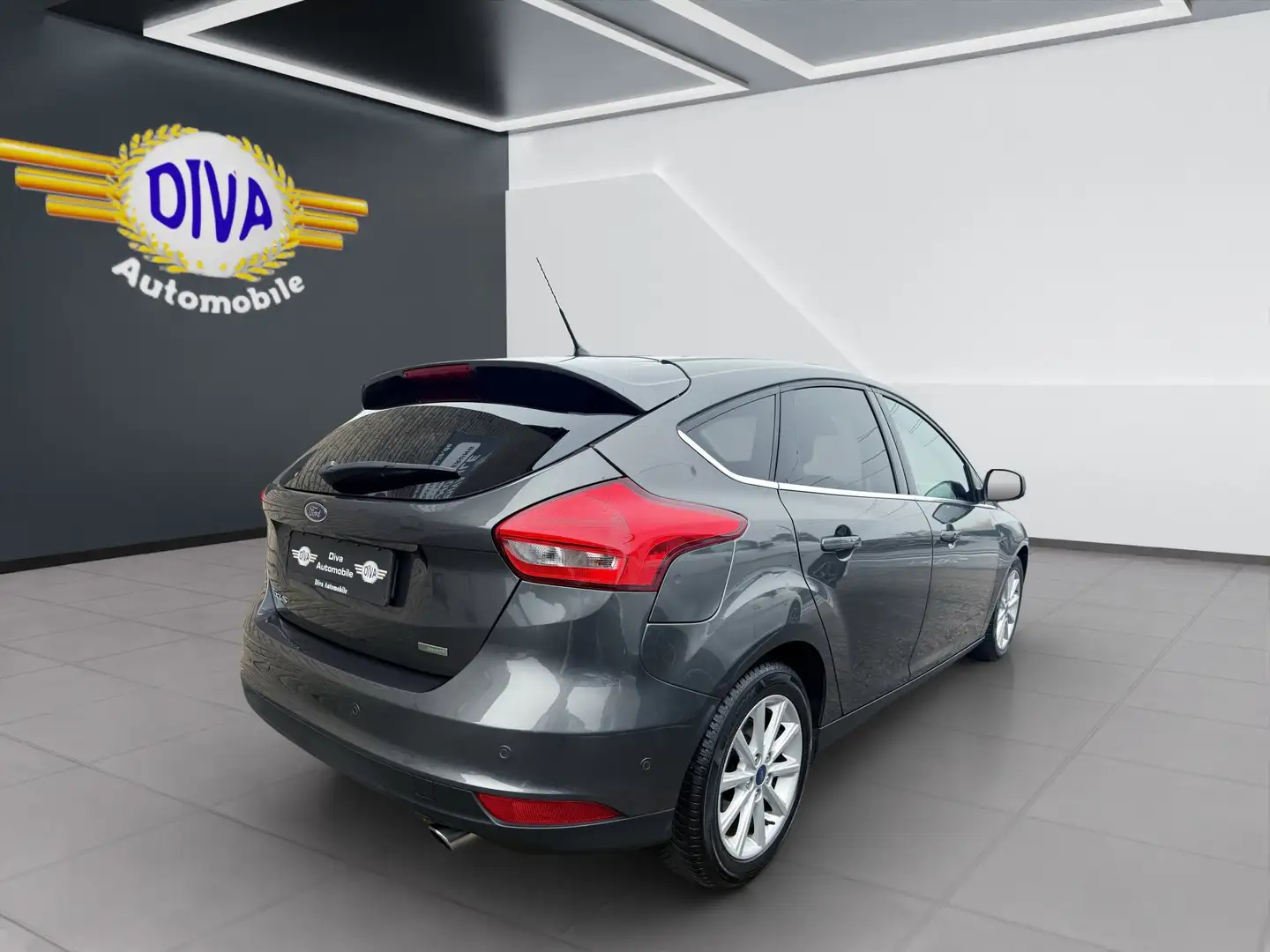 Ford Focus Focus Limousine Titanium Grau - 2