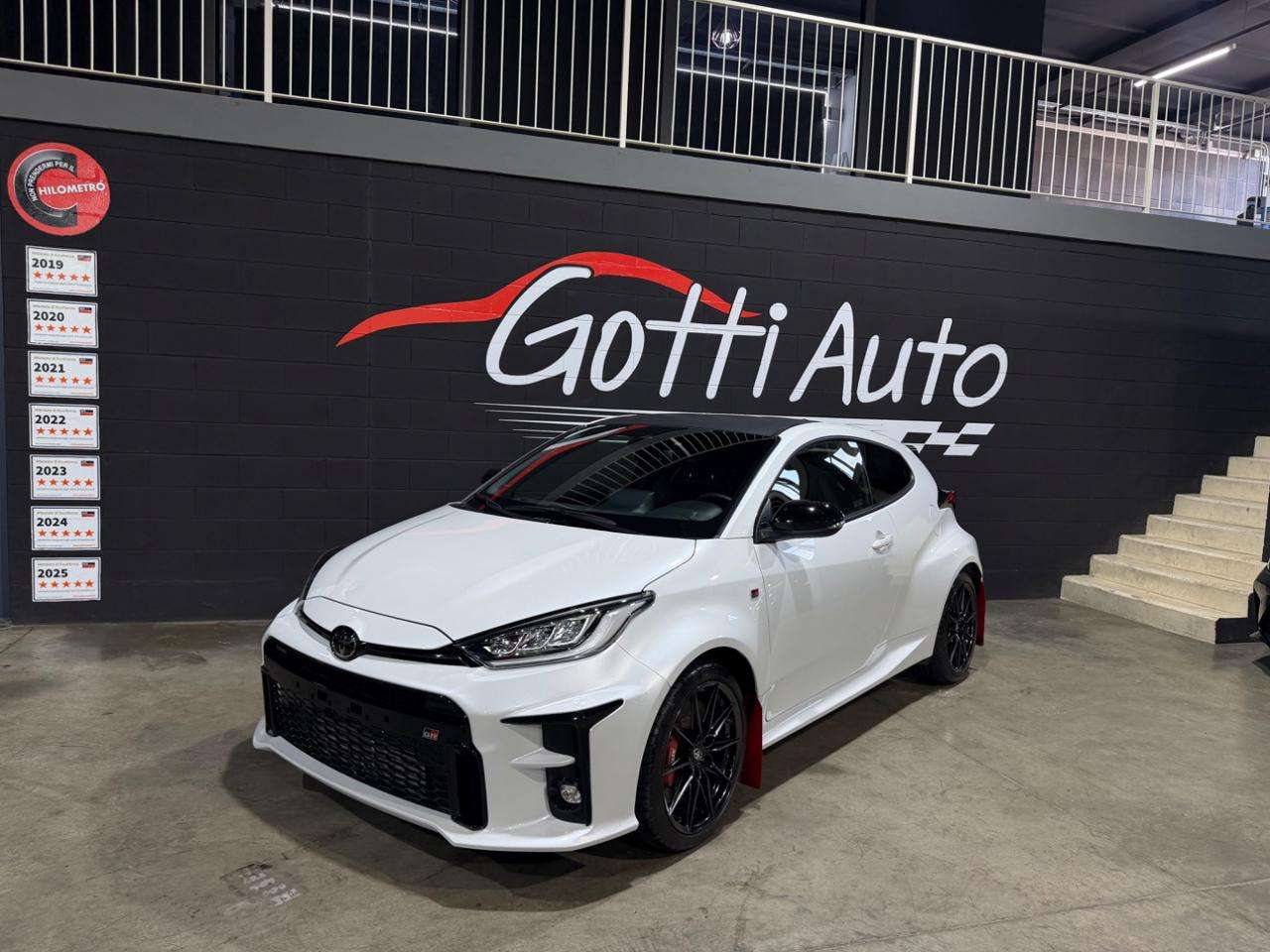 Toyota Yaris PRIMA VERNICE WHITE PERLA FULL STOCK