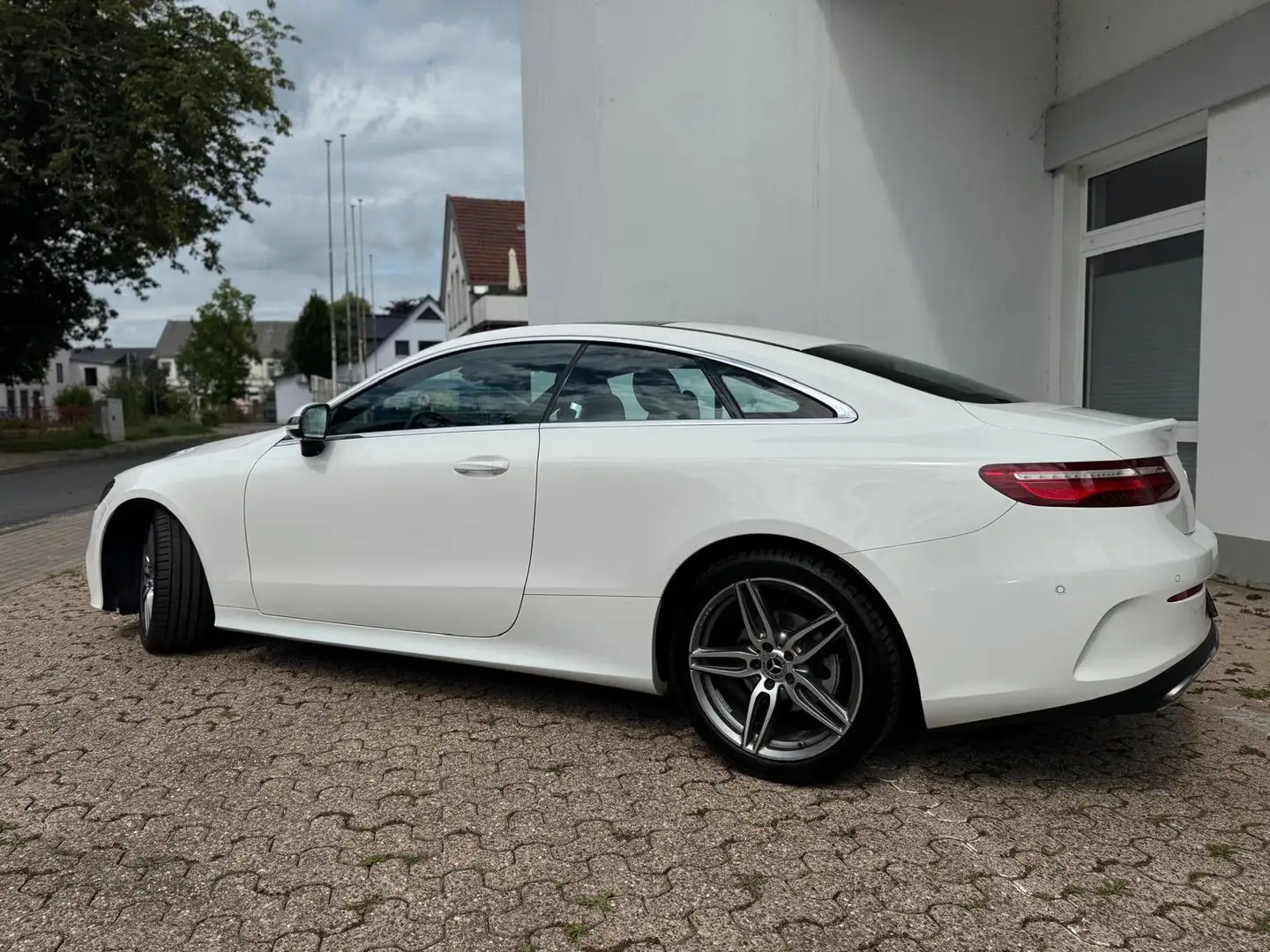Mercedes-Benz E 220 d Coupé AMG Pano Navi Distronic Ambiente Blanc - 2