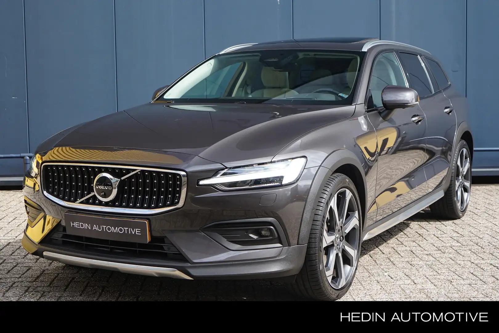 Volvo V60 Cross Country 2.0 B5 AWD Ultimate | Trekhaak | Bowers & Wilkins Gris - 1