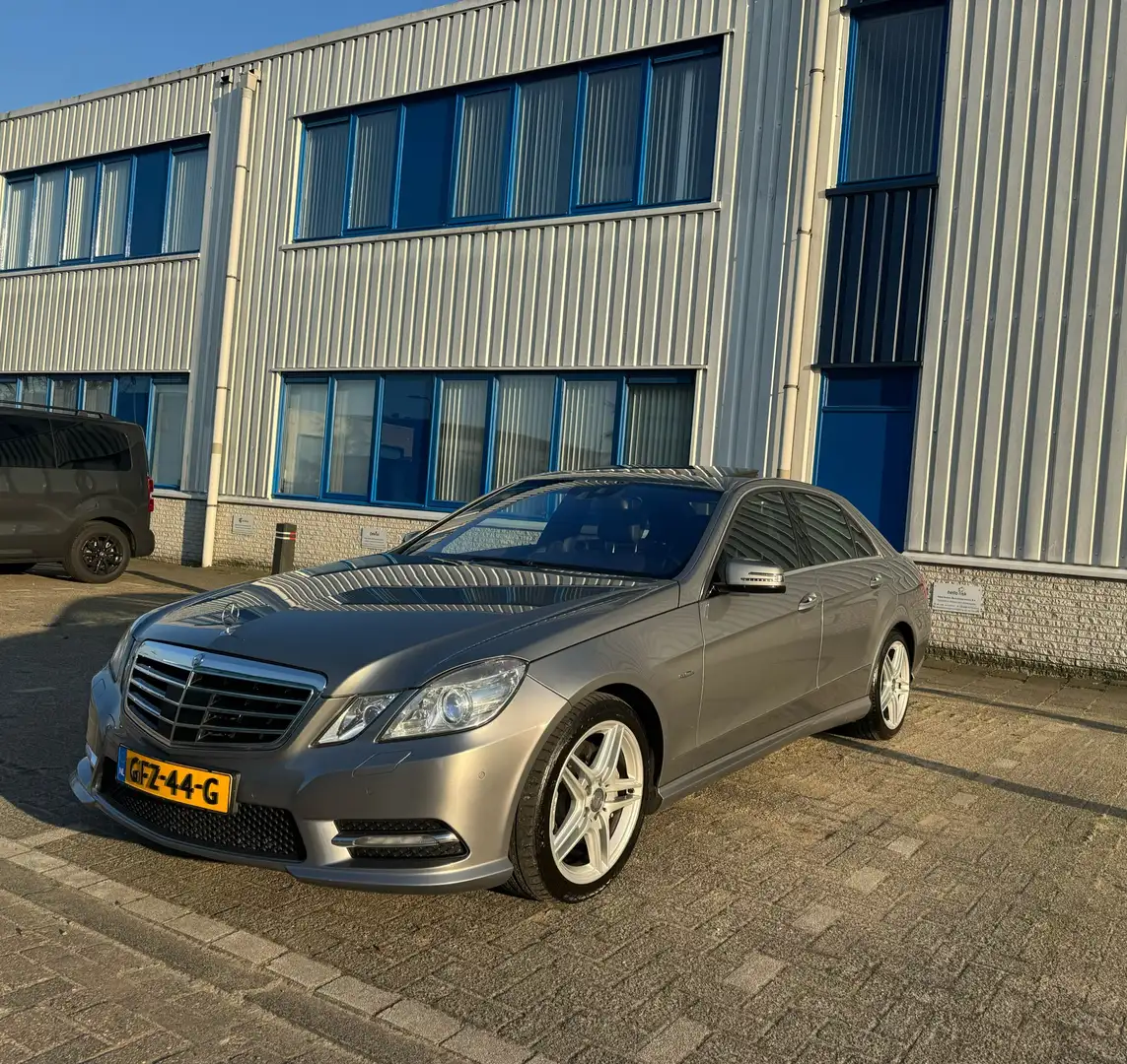 Mercedes-Benz E 350 Mercedes-Benz E 350 4Matic AMG-styling Grijs - 1