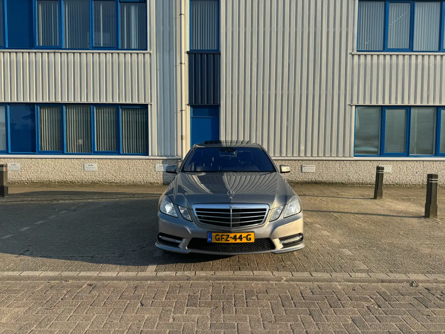 Mercedes-Benz E 350 Mercedes-Benz E 350 4Matic AMG-styling Grijs - 2