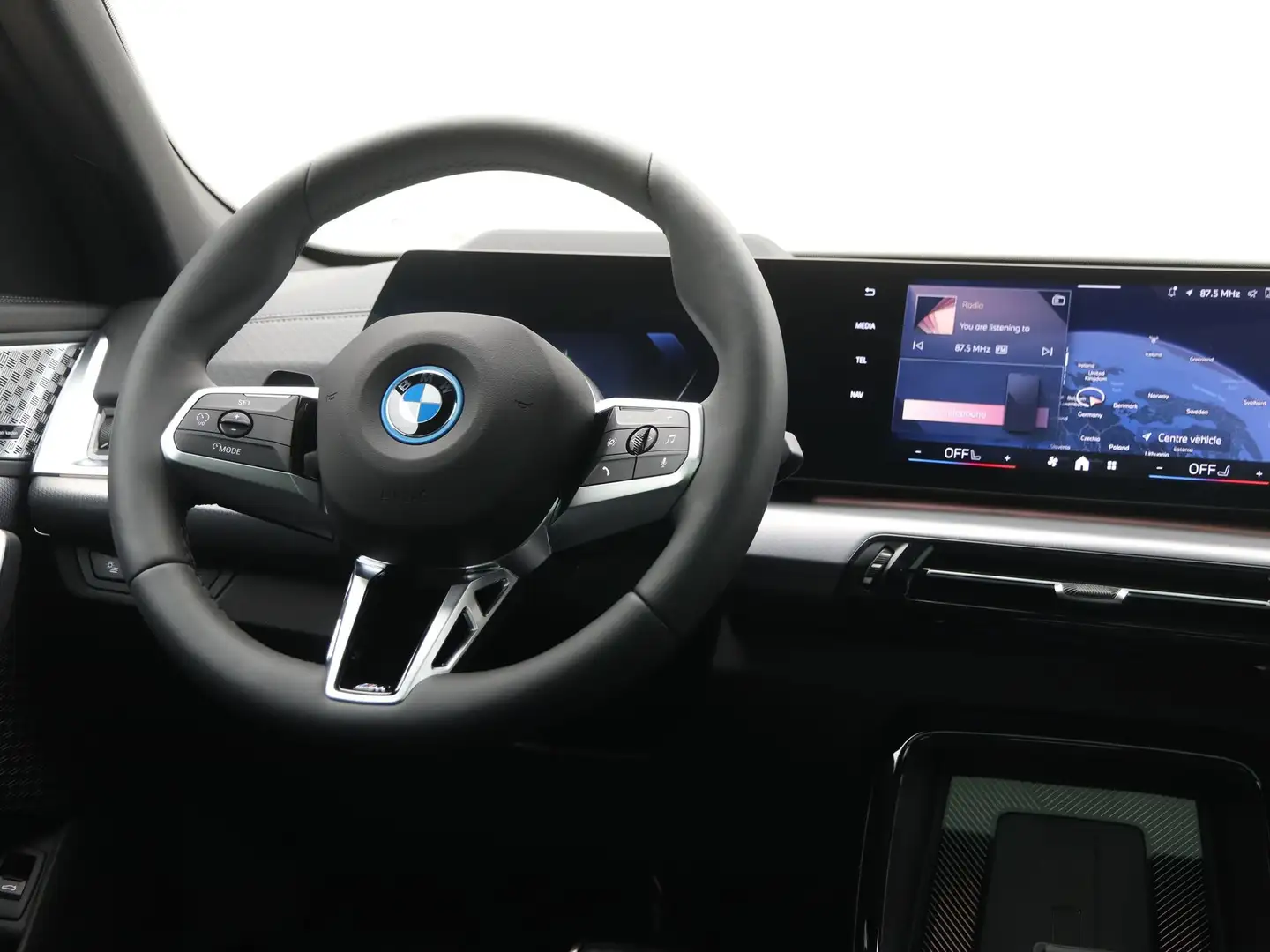 BMW iX2 eDrive20 M Sport Pro Blauw - 2