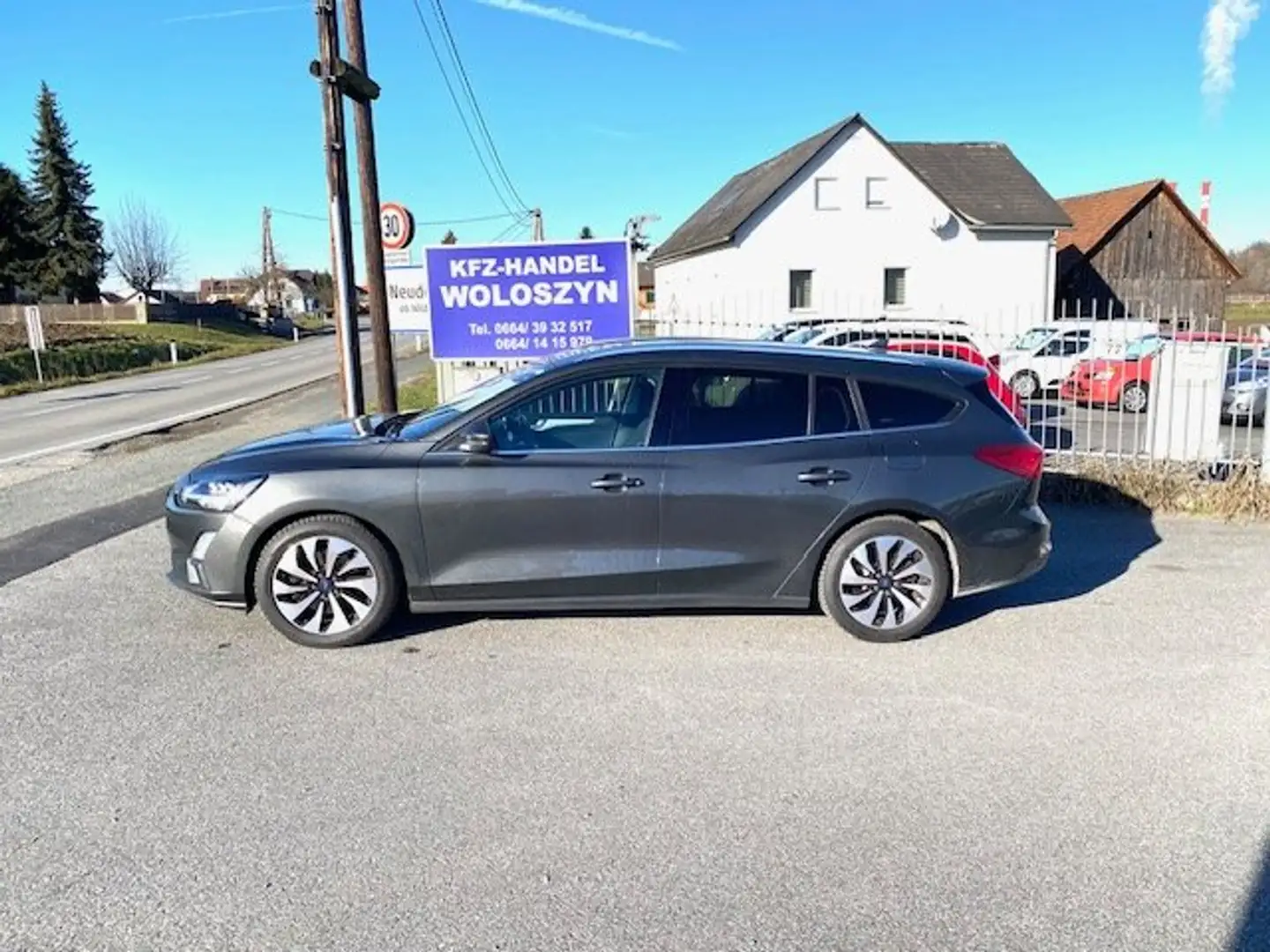 Ford Focus Focus Traveller 1,0 EcoBoost Active NEUES PICKERL Grau - 2