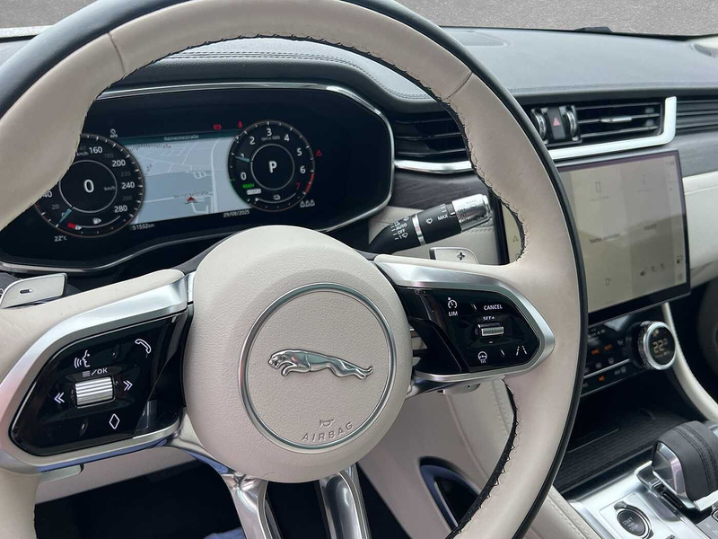 Jaguar F-Pace Plug-in-Hybrid P400e AWD S — photo 11
