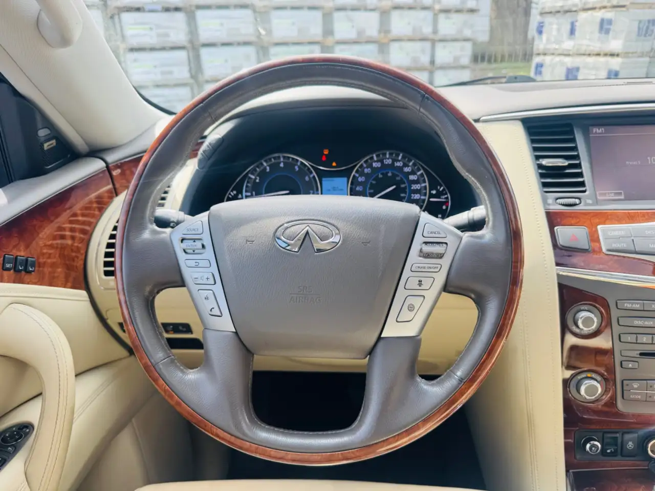 Infiniti QX80 снимка Infiniti QX80