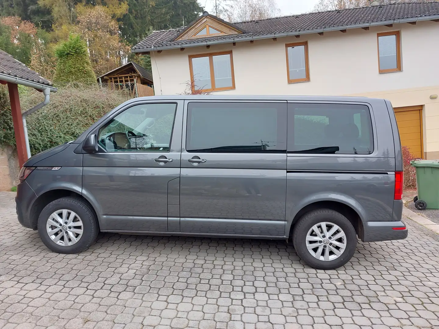 Volkswagen T6.1 Multivan Multivan T6.1 2.0 TDI 150PK DSG Comfortline Gris - 1