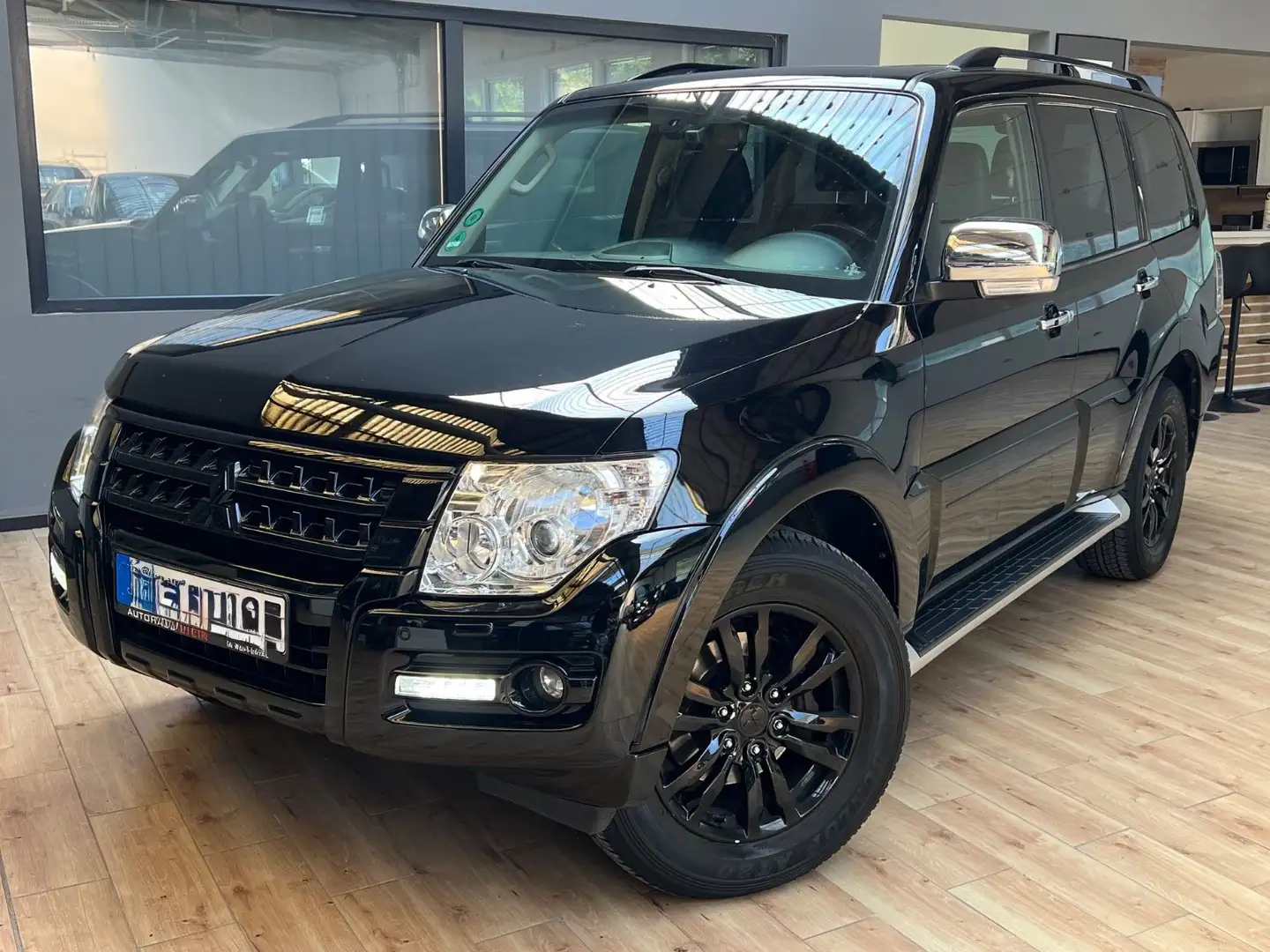 Mitsubishi Pajero 3.2 DI-D Top Schwarz - 1