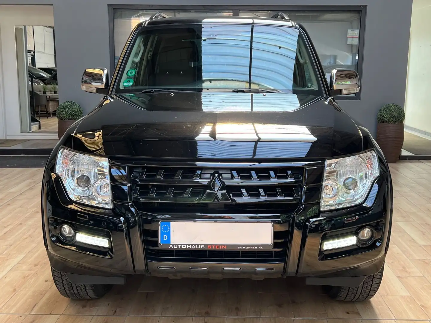 Mitsubishi Pajero 3.2 DI-D Top Schwarz - 2