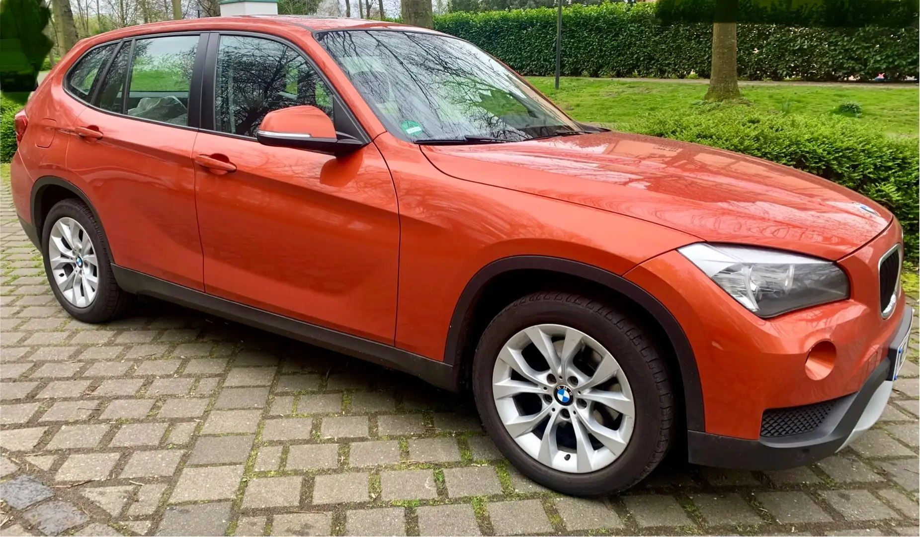 BMW X1 18d sDrive Facelift! Navi, Panorama, AHK, uvm. Orange - 1