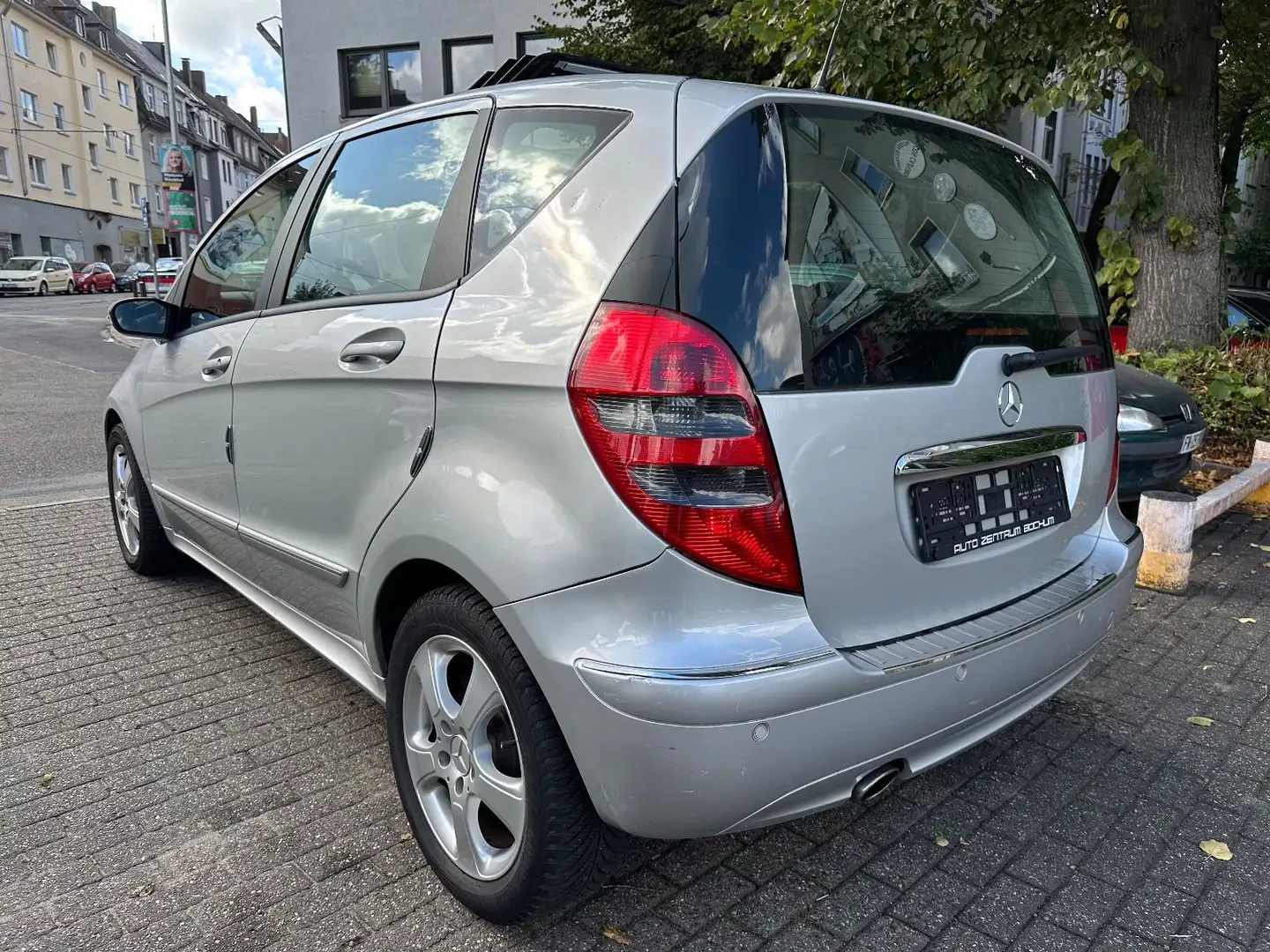 Mercedes-Benz A 170 AVANTGARDE *Automatik*Panorama-Dach*Xenon* Silber - 2