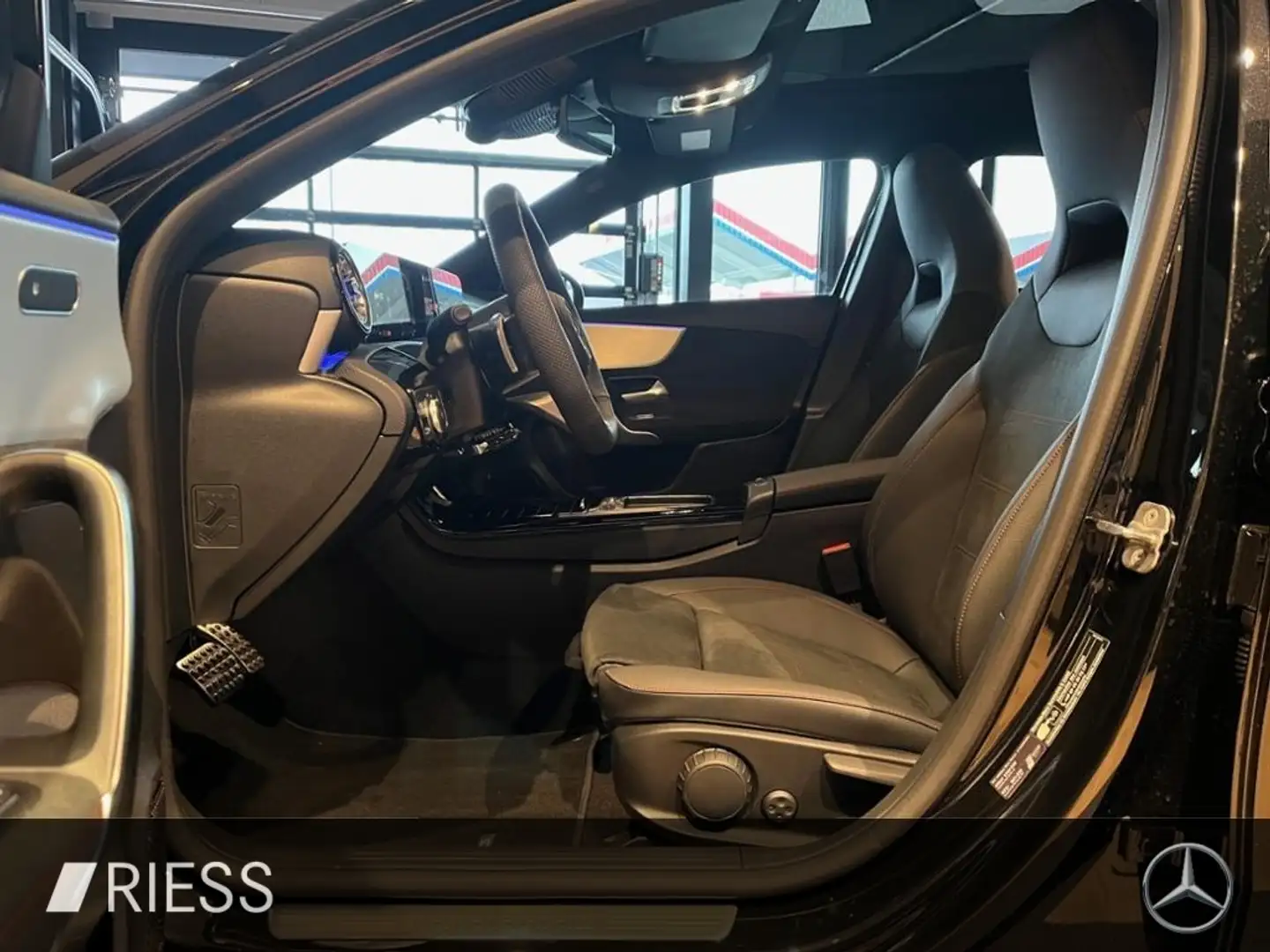 Mercedes-Benz A 200 d AMG+AHK+PANO+MULTIBEAM+KAMERA+KEYLESS+ Schwarz - 2