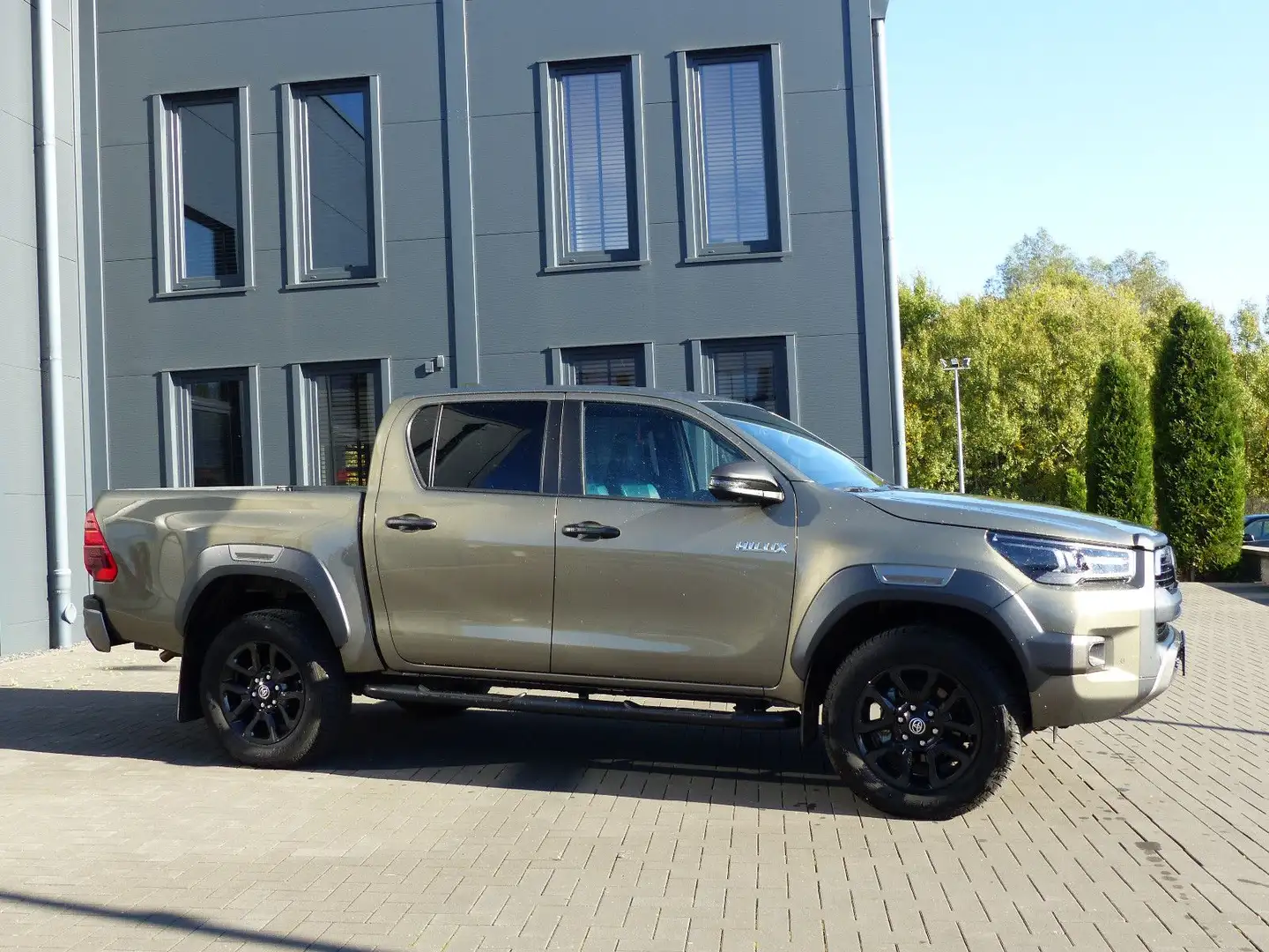 Toyota Hilux 2.8 4D Double Cab Invincible Hybrid Braun - 2