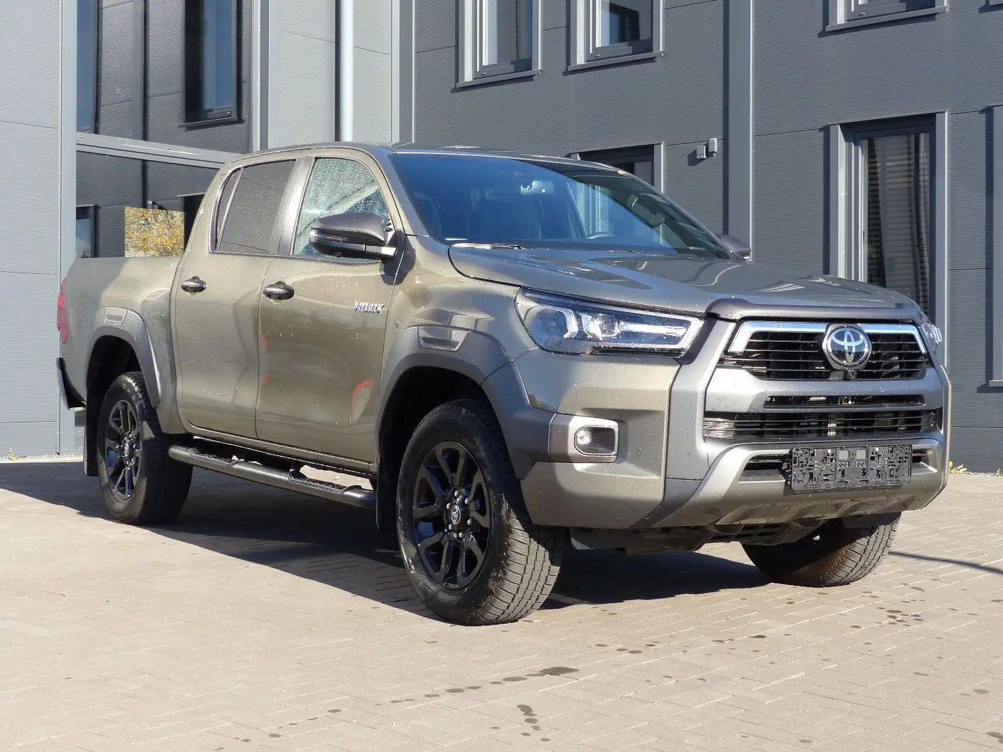 Toyota Hilux 2.8 4D Double Cab Invincible Hybrid Braun - 1
