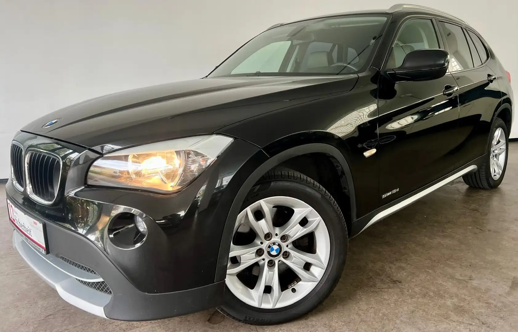 BMW X1 18 d sDrive NAVI 8x FACH Temp PDC SHZ TÜV NEU Schwarz - 1