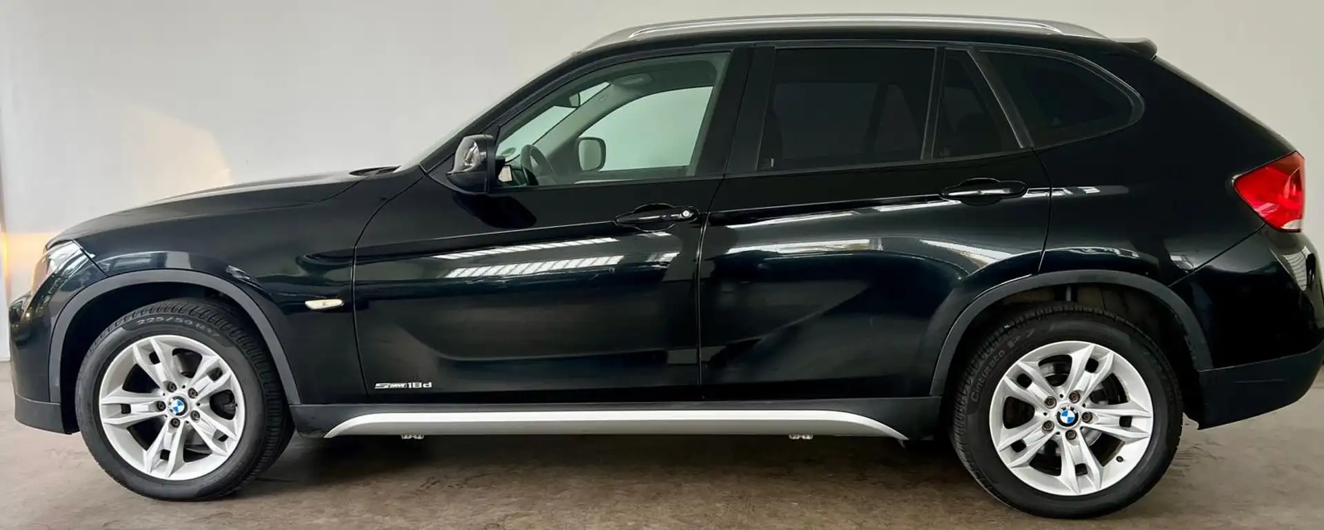 BMW X1 18 d sDrive NAVI 8x FACH Temp PDC SHZ TÜV NEU Schwarz - 2