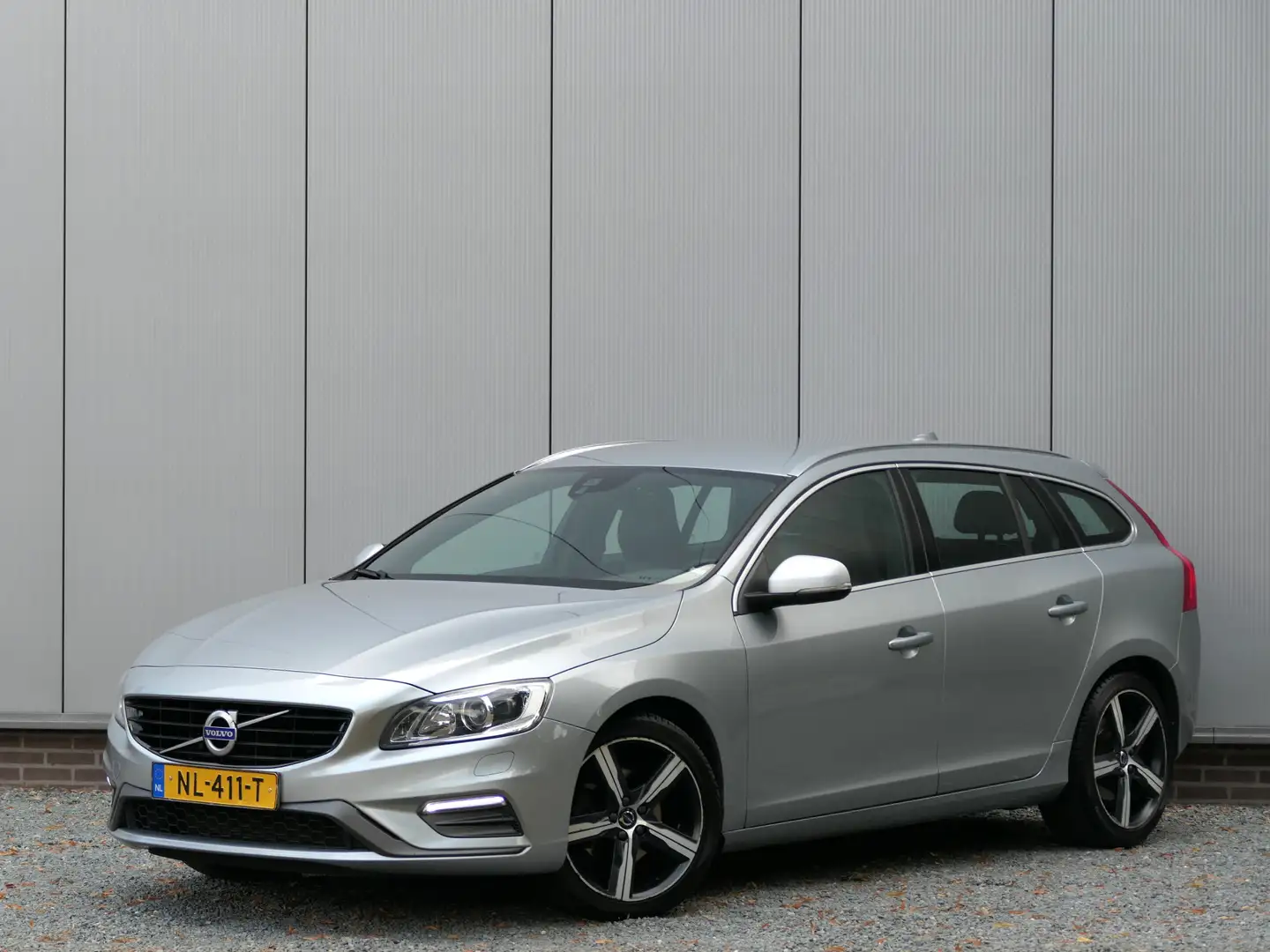 Volvo V60 1.5 T3 AUT R-Design Xenon / Standkachel / Cruise c Grijs - 1