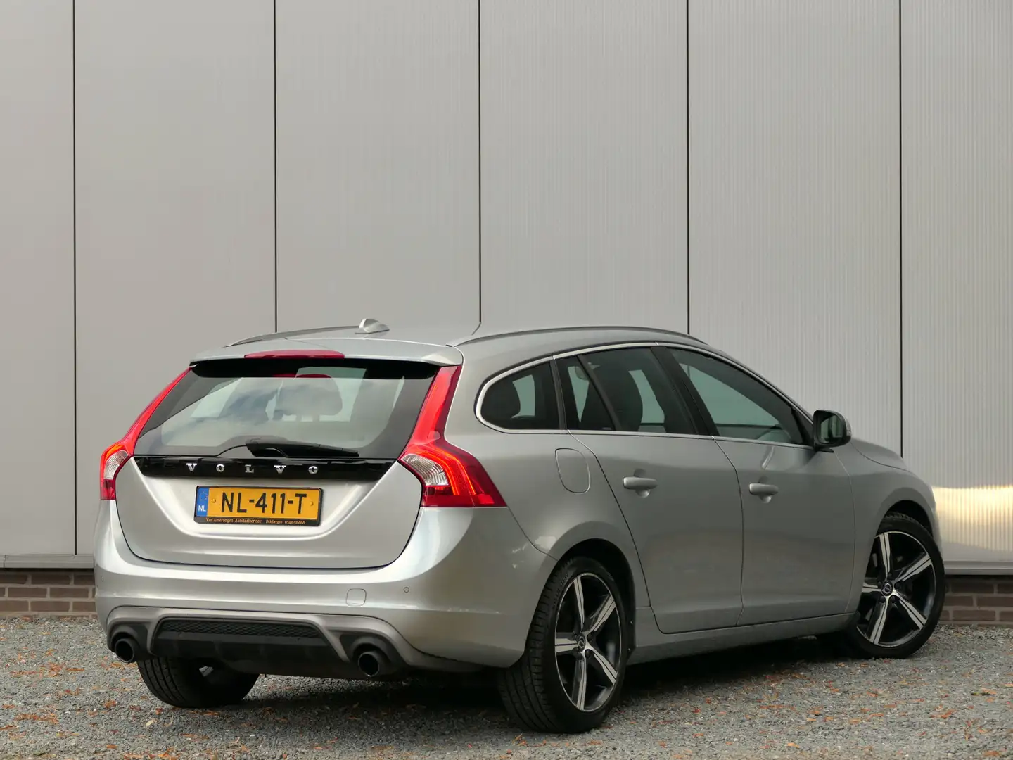 Volvo V60 1.5 T3 AUT R-Design Xenon / Standkachel / Cruise c Grijs - 2