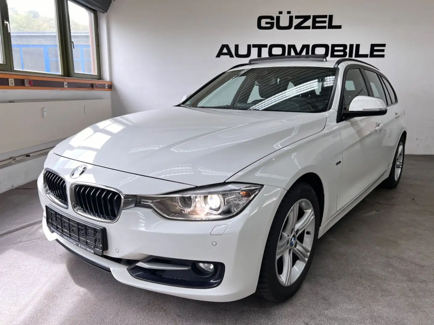 BMW 330 d Touring AUT. SPORT LINE/NAVI/LEDER/PANO/ Weiß - 1