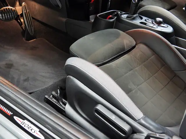 Mini Hatch view 12