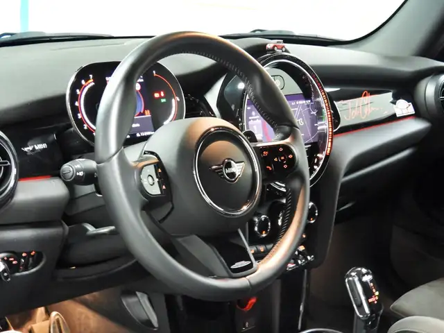 Mini Hatch view 10