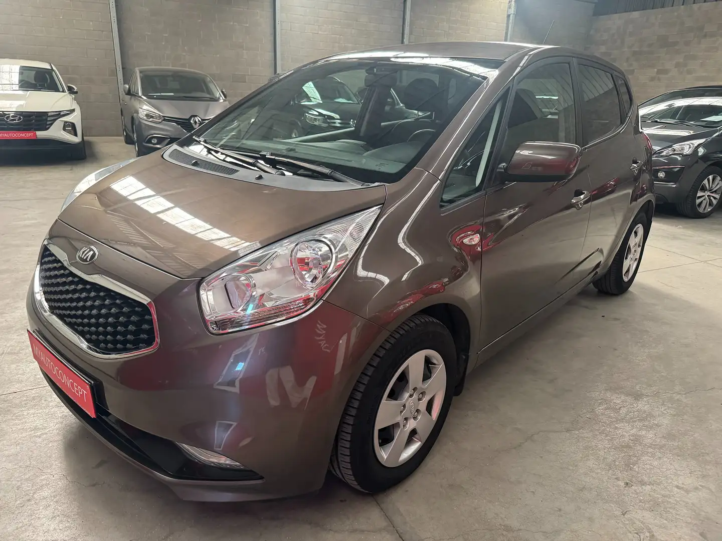 Kia Venga 1.4i World Edition ISG Marrón - 1